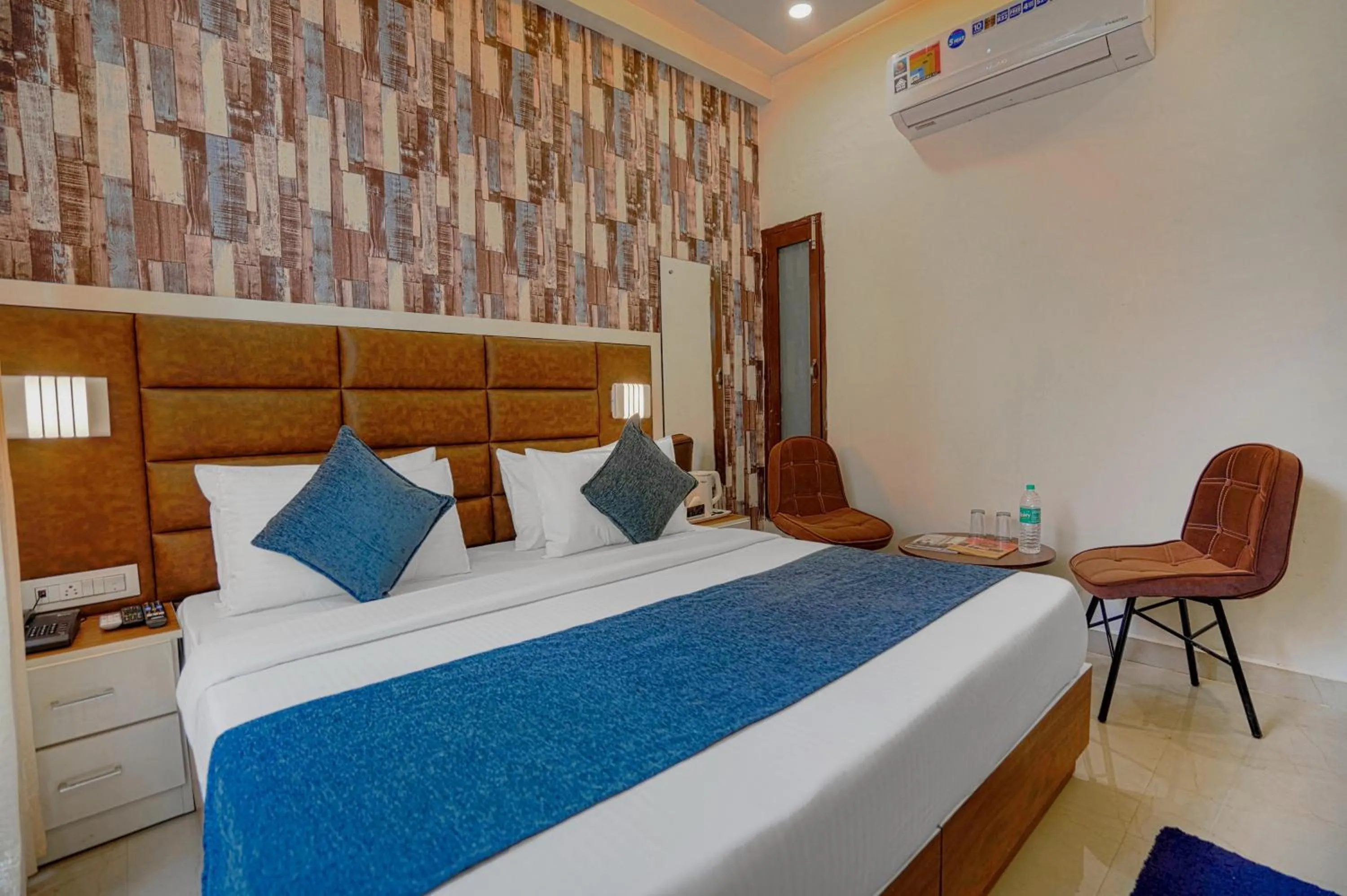 Photo of the whole room, Bed in Hotel Paras Chandigarh Zirakpur