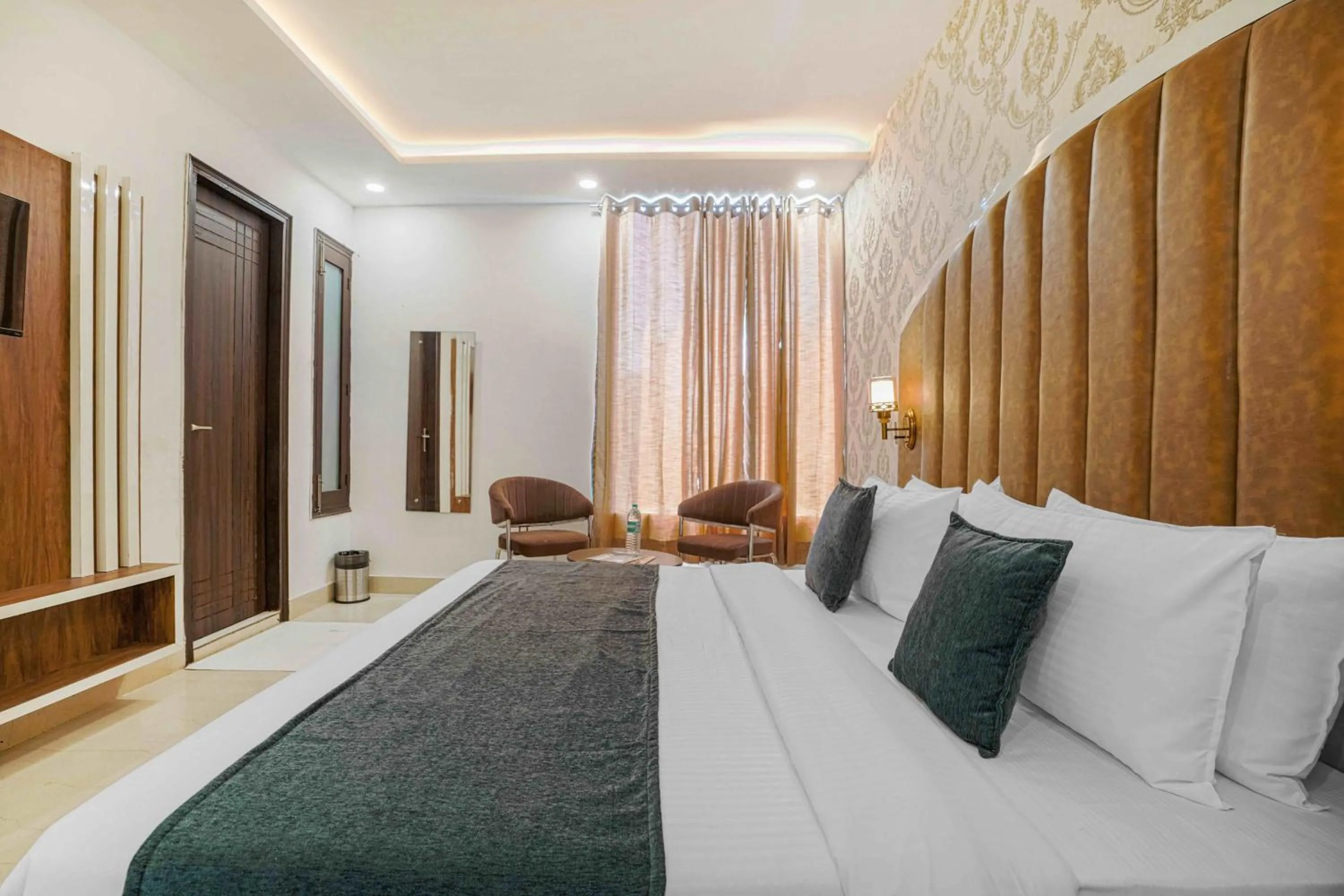 Photo of the whole room, Bed in Hotel Paras Chandigarh Zirakpur