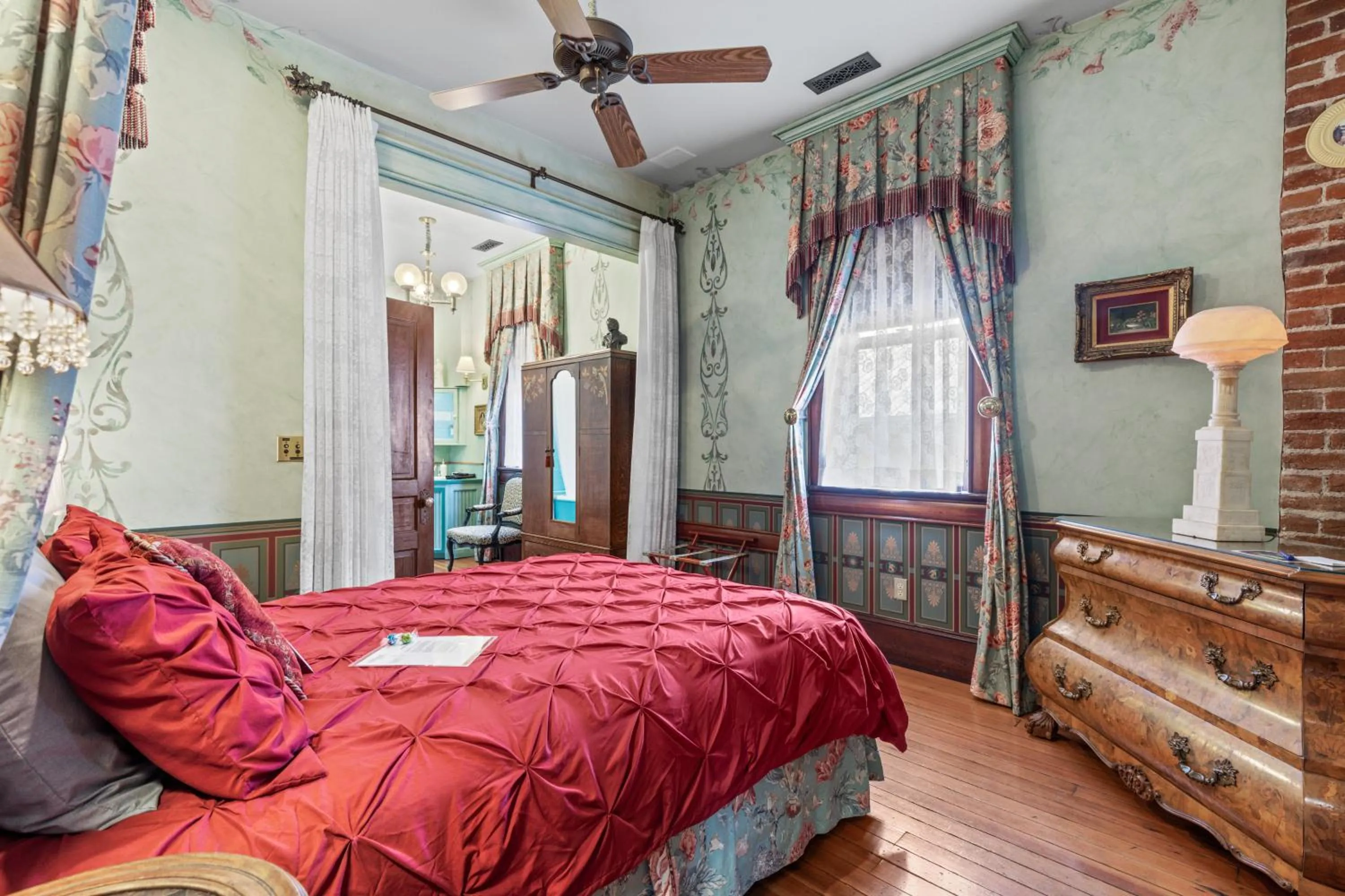 Bed in The Peerless Hotel