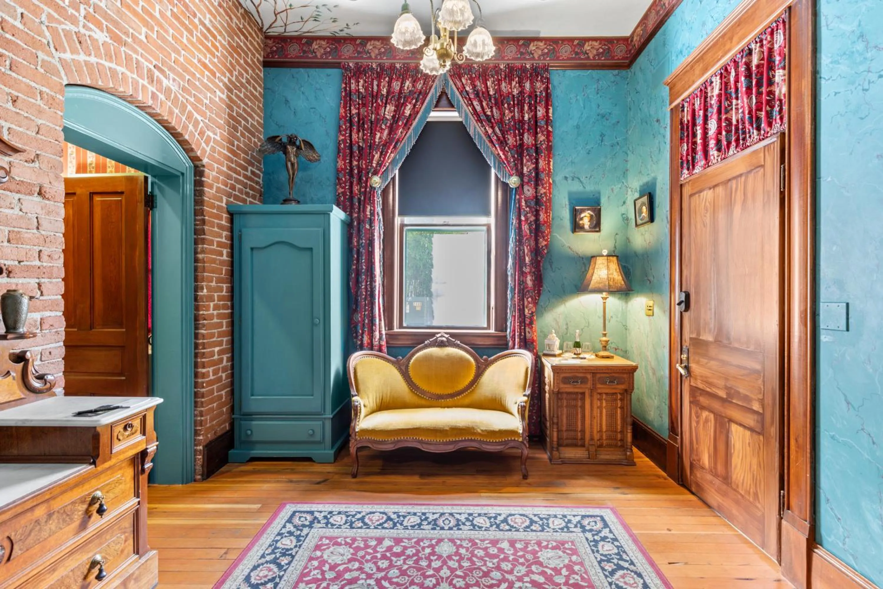 Living room, Bed in The Peerless Hotel