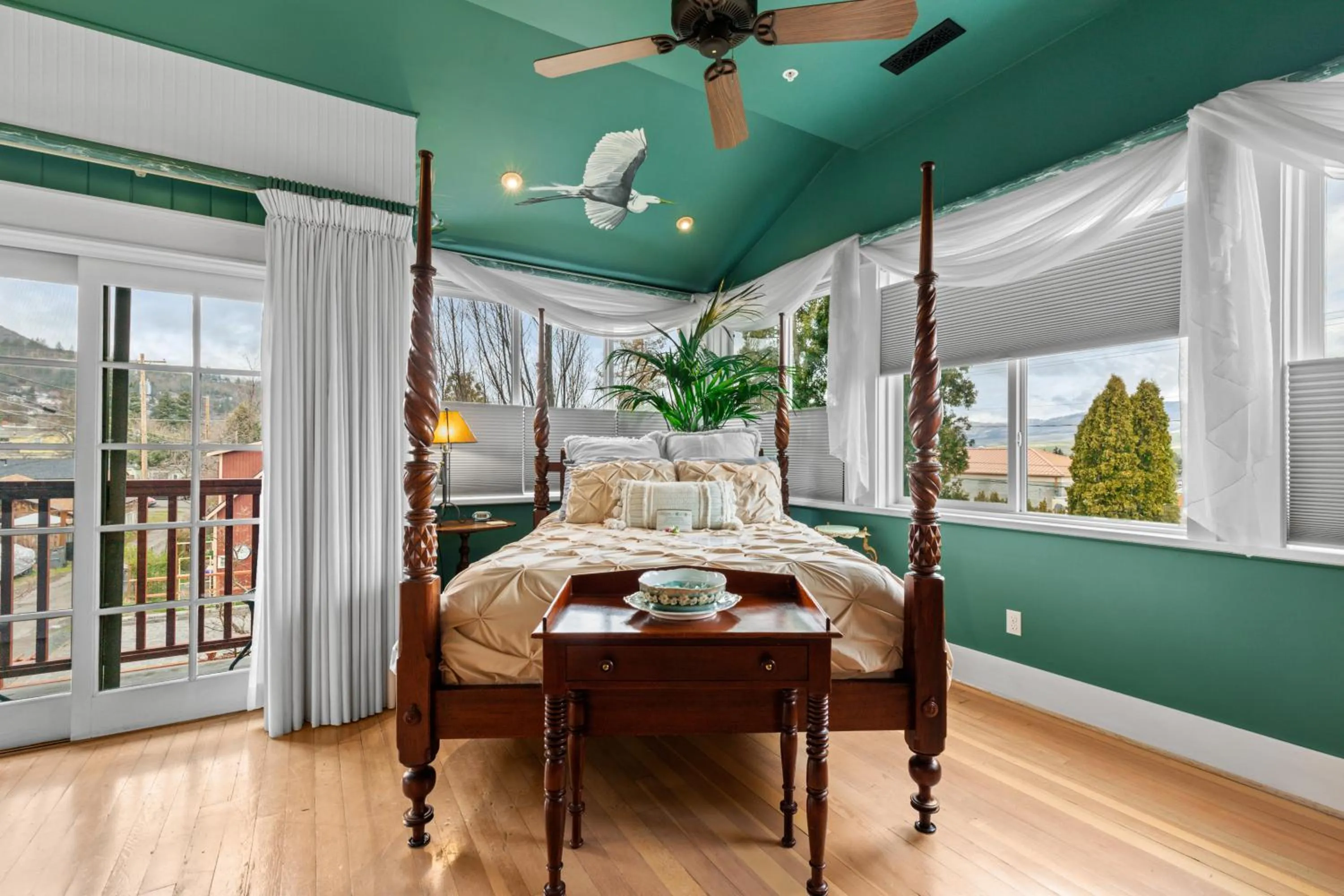 Bed in The Peerless Hotel