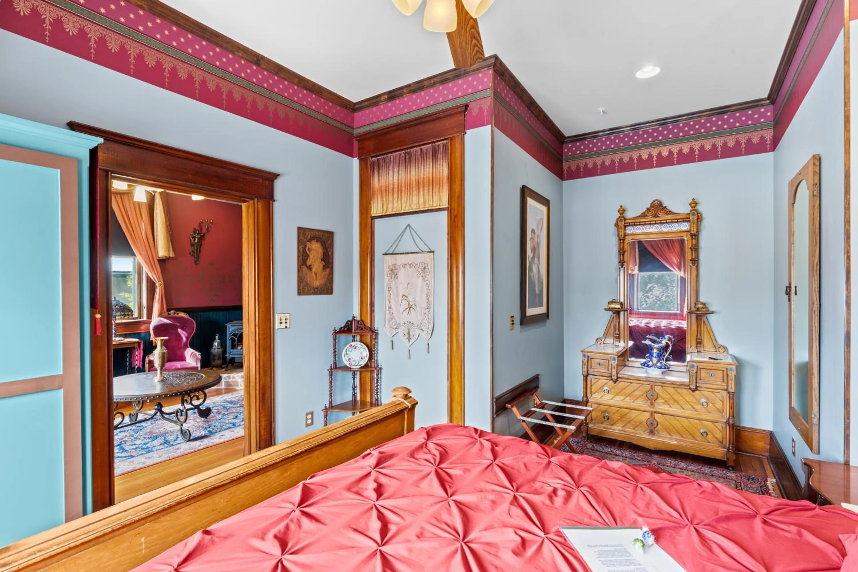 Bed in The Peerless Hotel