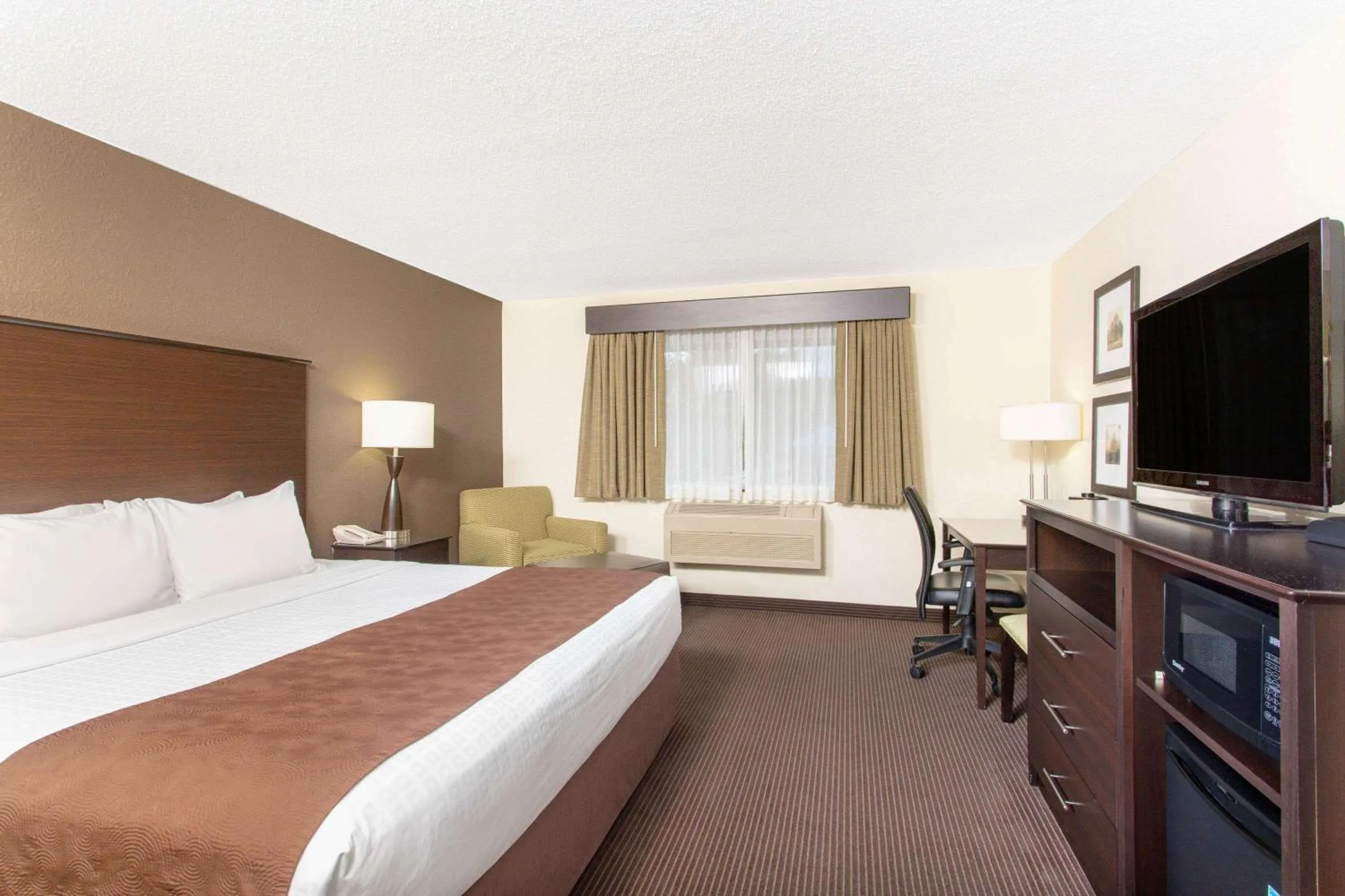 Photo of the whole room, Bed in AmericInn by Wyndham Rhinelander