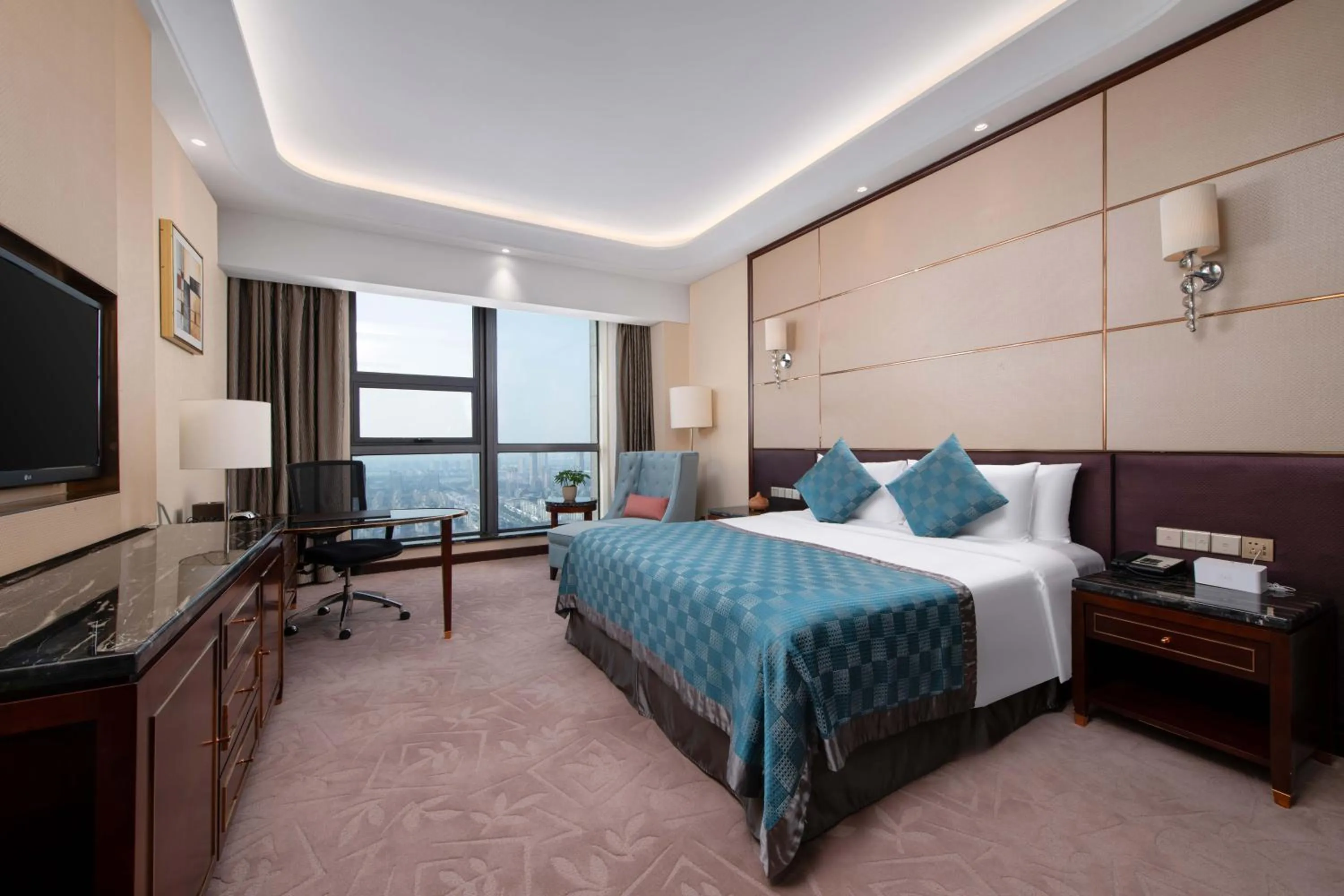 Bed in Wyndham Grand Plaza Royale Changsheng Jiangyin