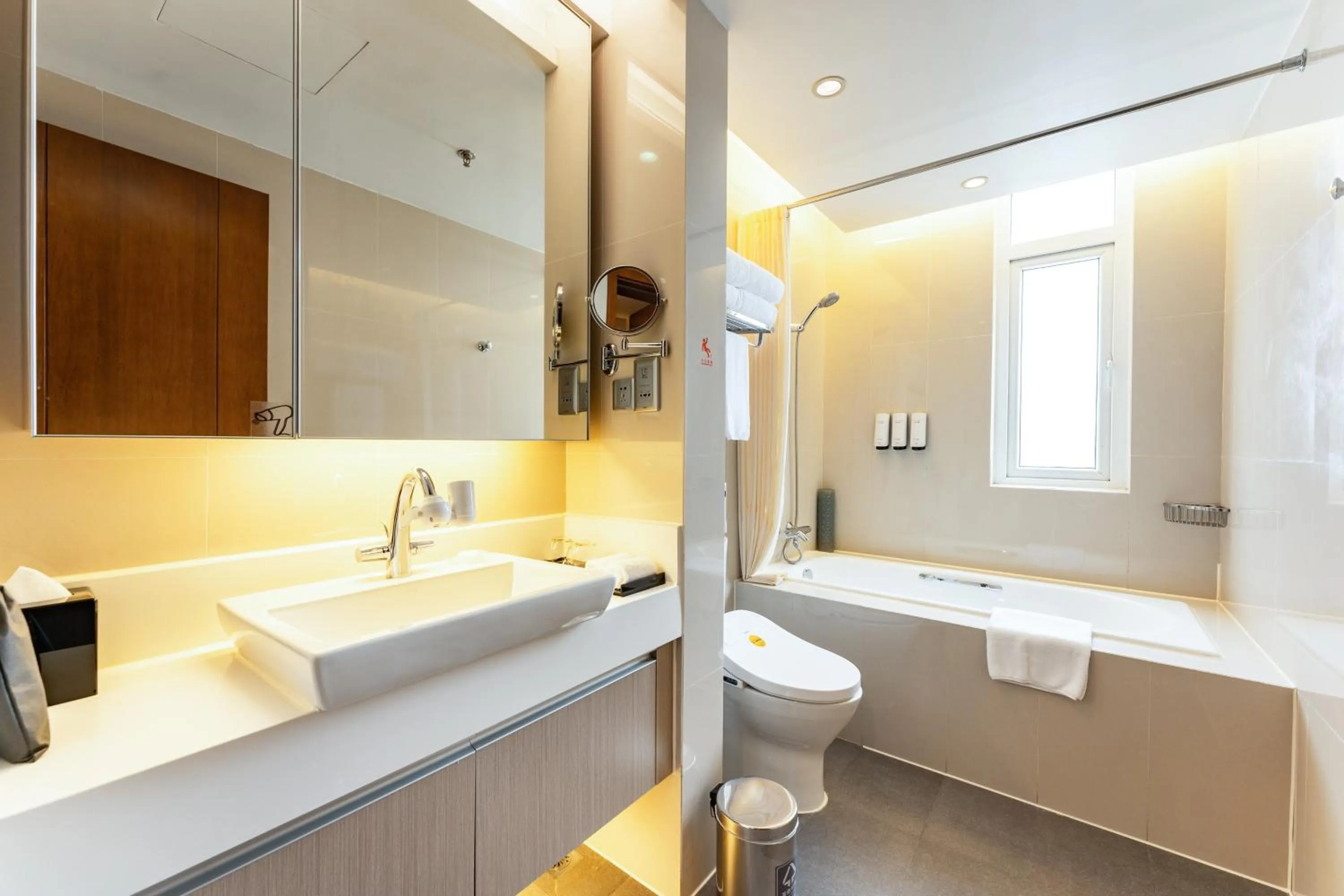 Toilet in Modena by Fraser Zhuankou Wuhan