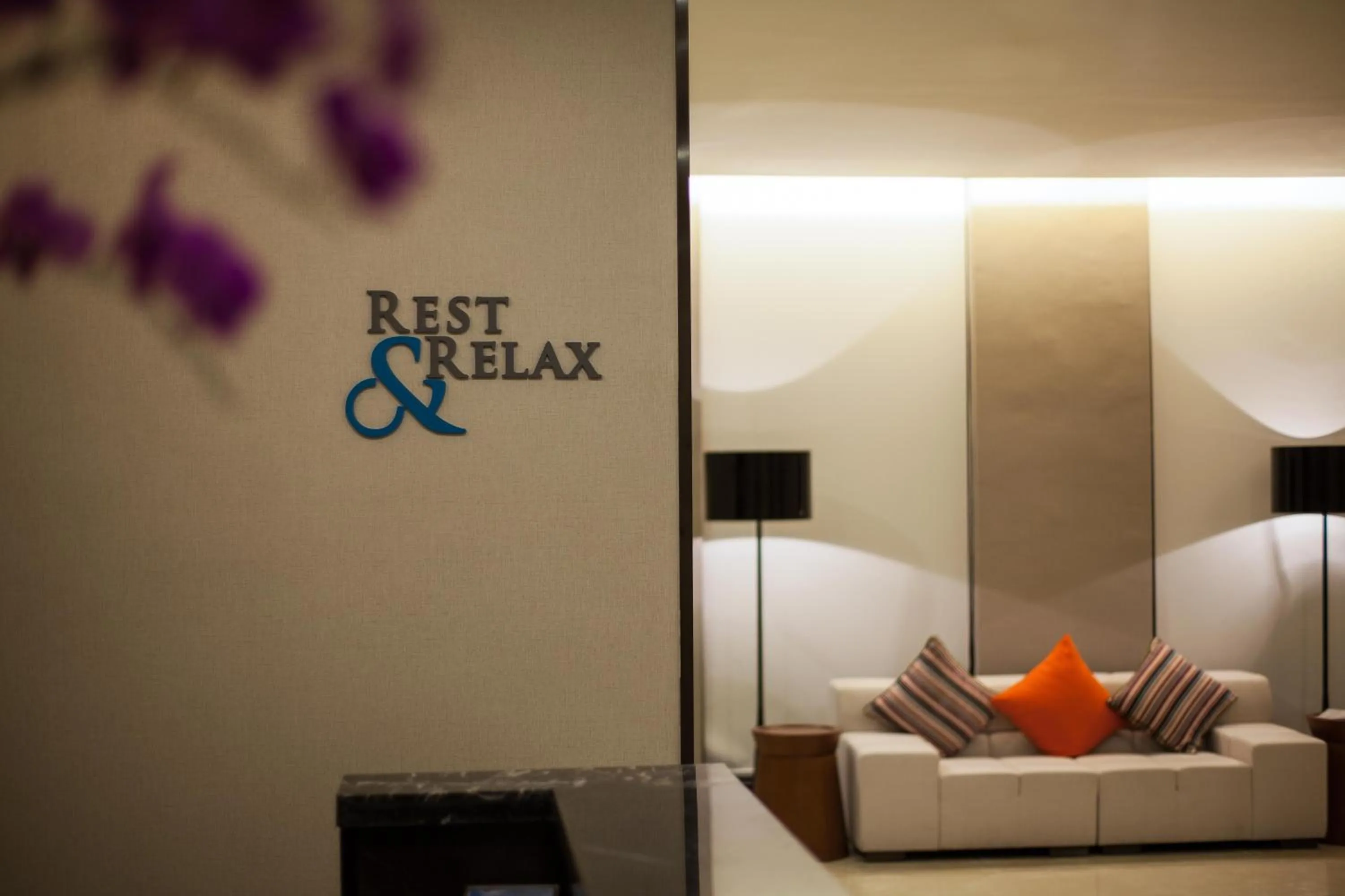 Living room in Modena by Fraser Zhuankou Wuhan