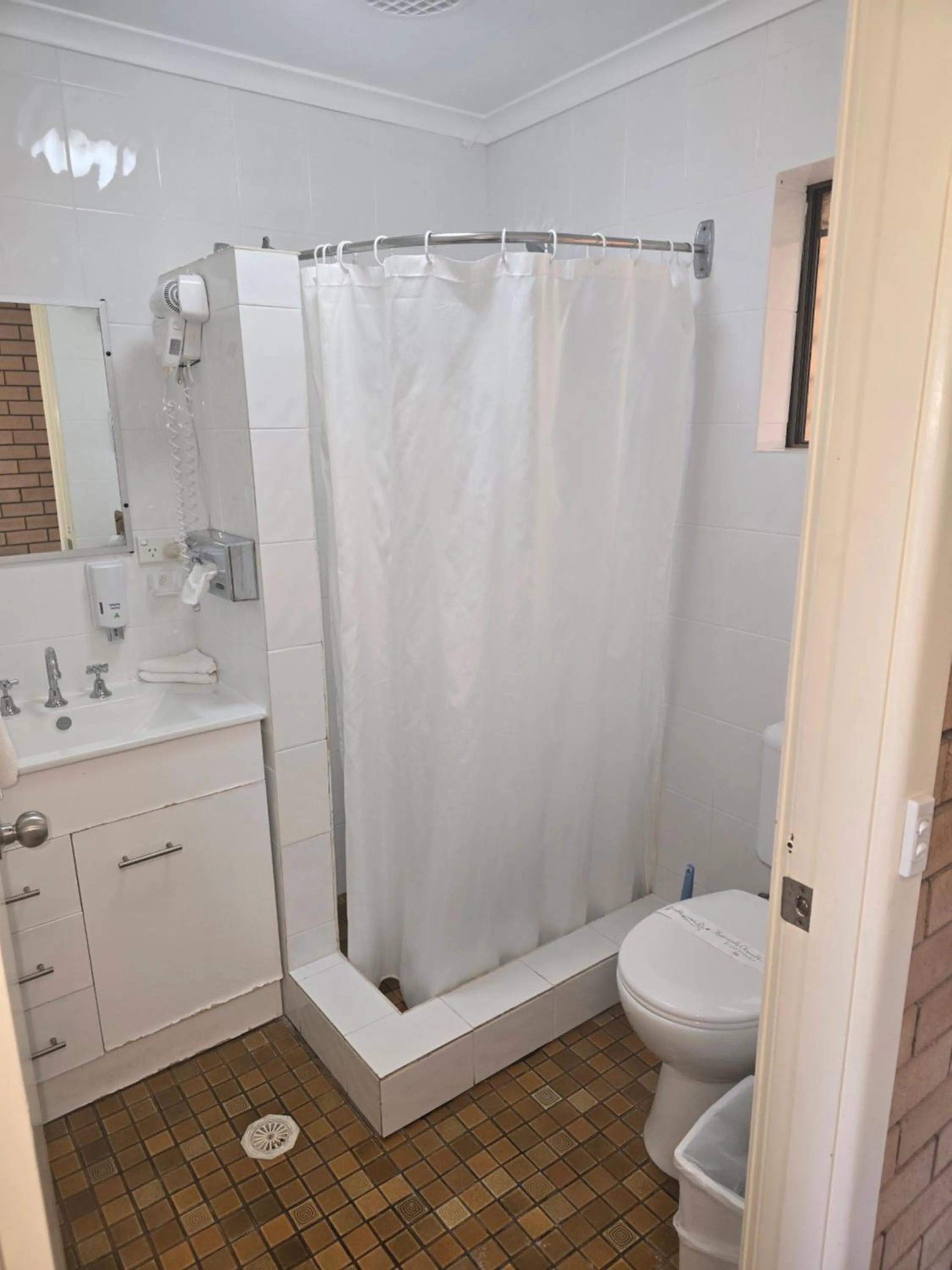 Bathroom in Bega Southtown Motor Inn