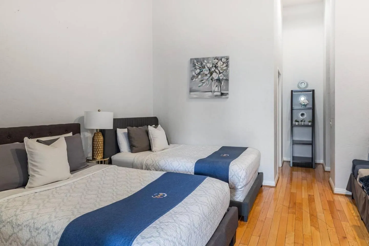 Bed in Free Parking Walk to Conv Center 5 Beds Loft