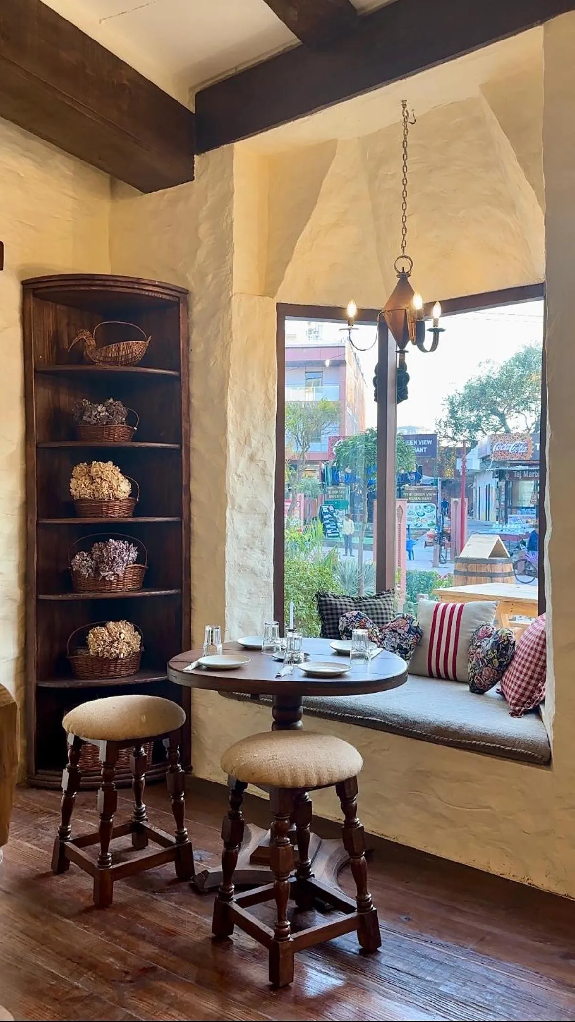 Restaurant/places to eat in Hotel Atulyaa Taj