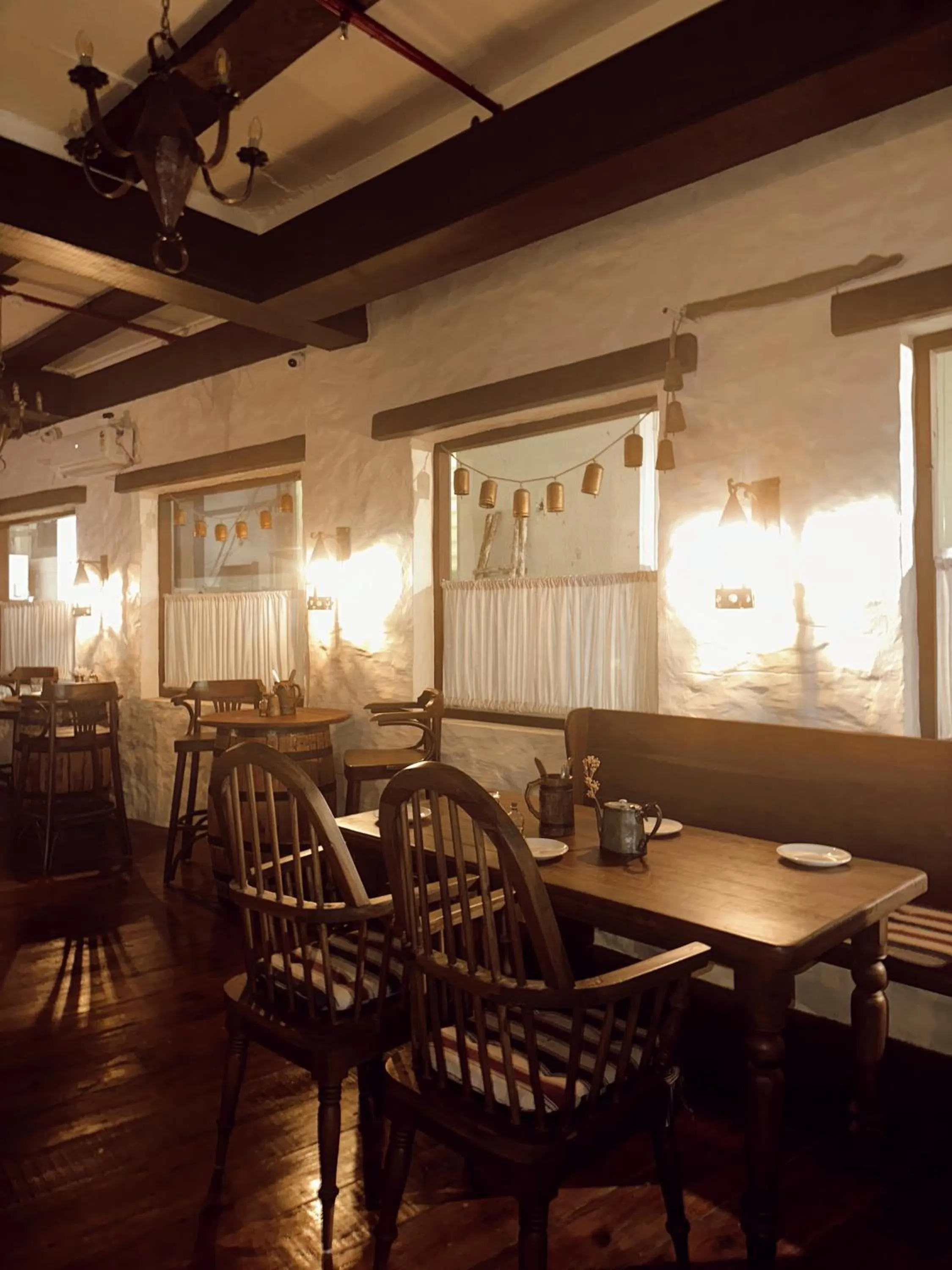 Restaurant/places to eat in Hotel Atulyaa Taj