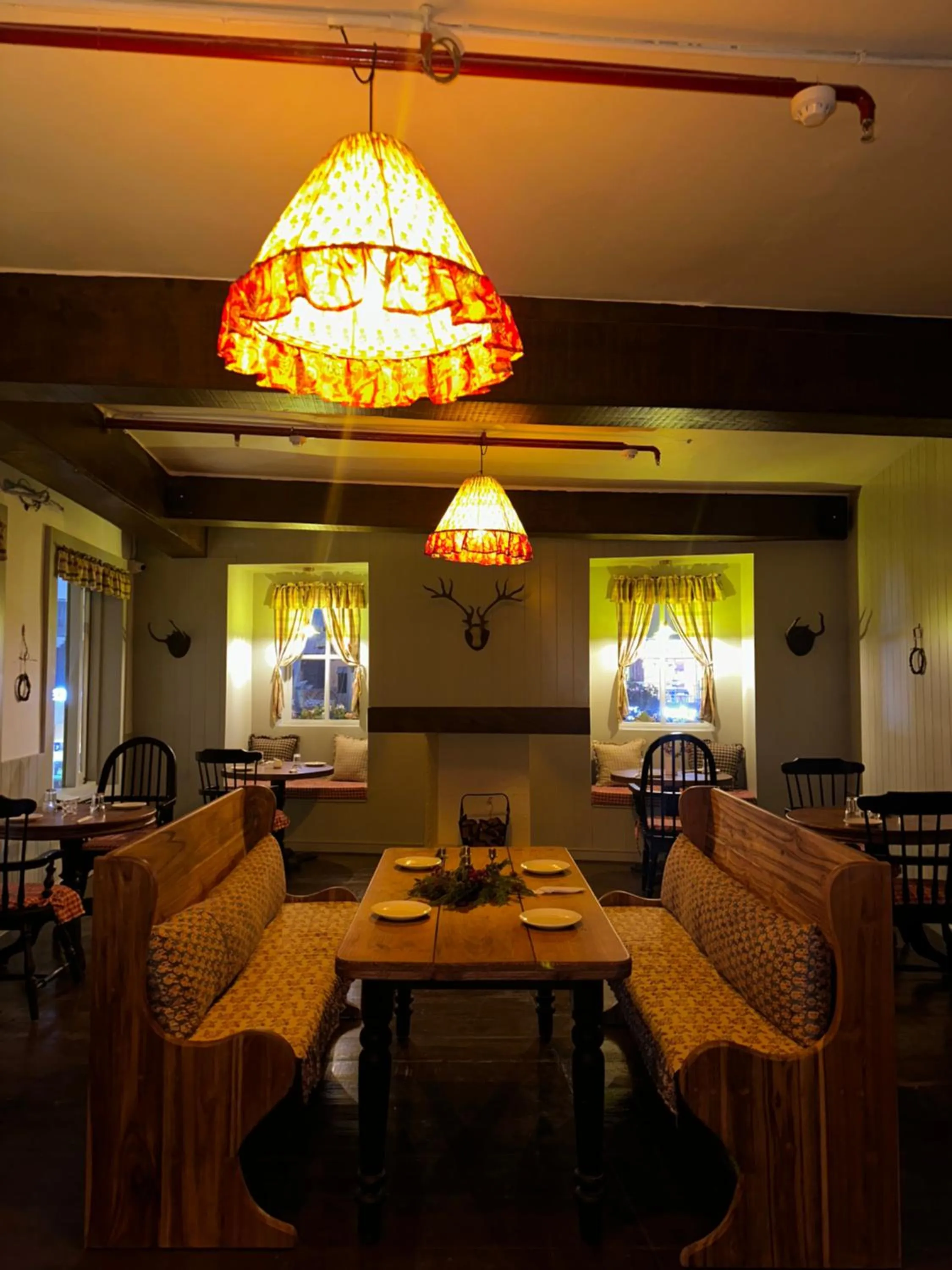 Restaurant/places to eat in Hotel Atulyaa Taj