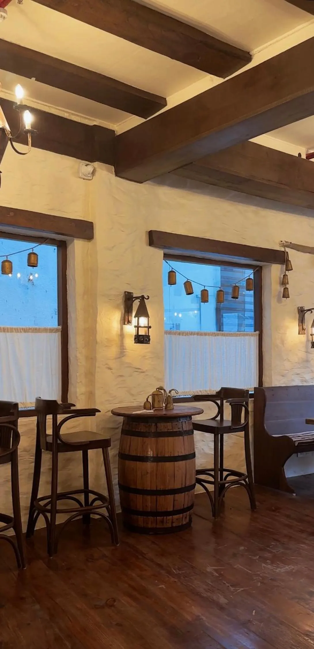 Restaurant/places to eat in Hotel Atulyaa Taj