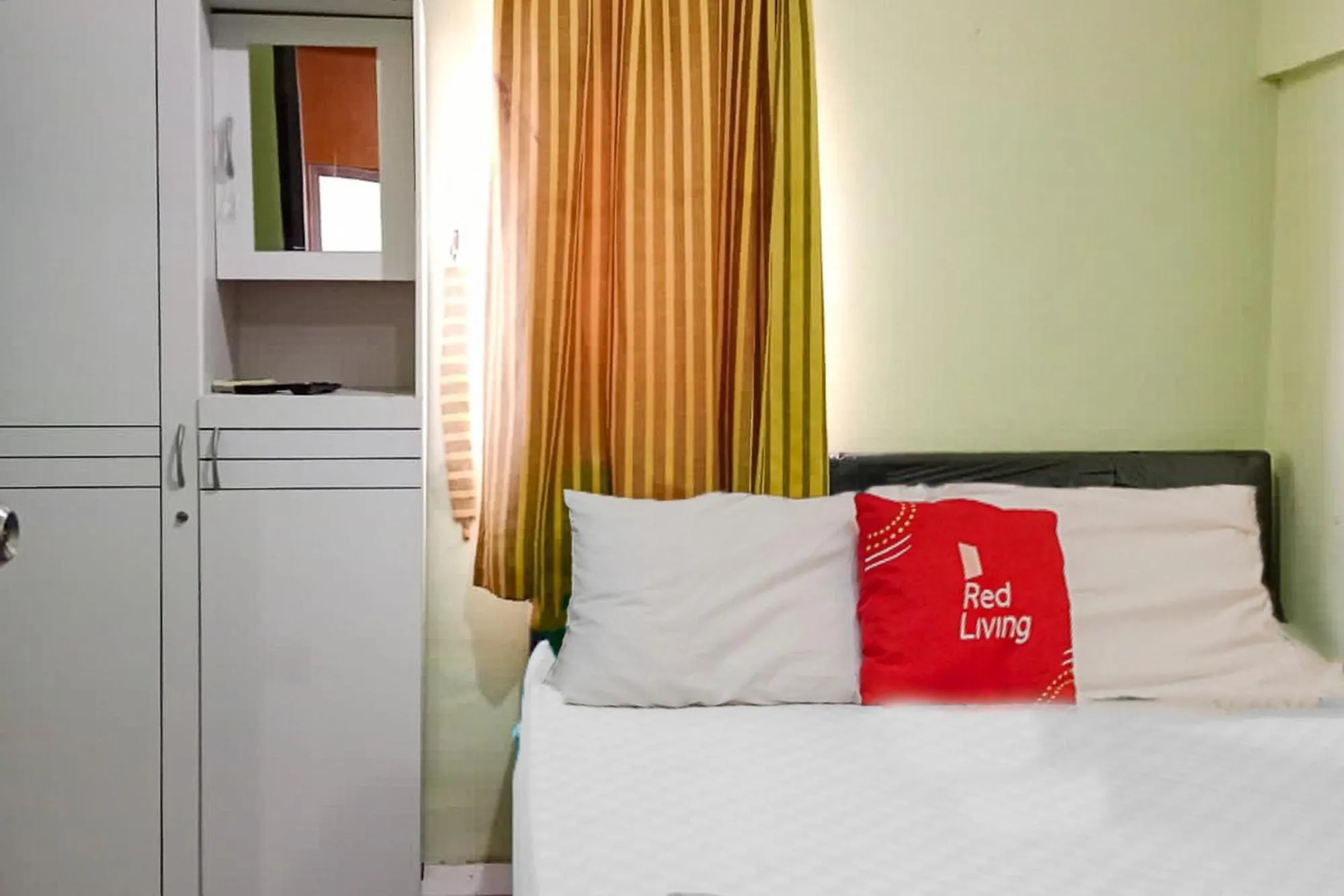 Bedroom, Bed in RedLiving Apartemen Modernland - Lian Property Tower Biru