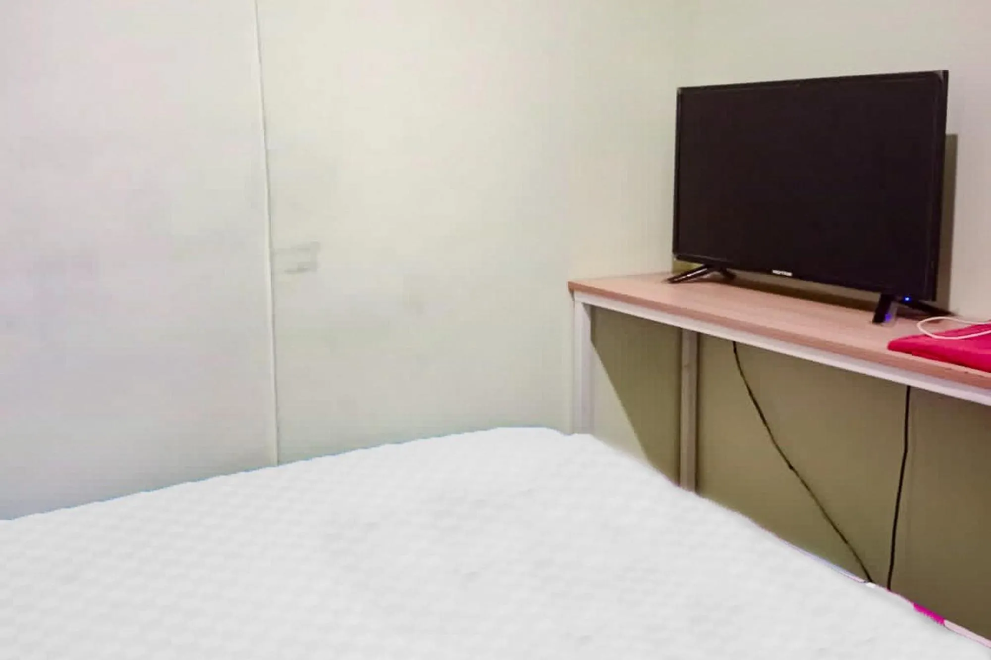 Bed in RedLiving Apartemen Modernland - Lian Property Tower Biru