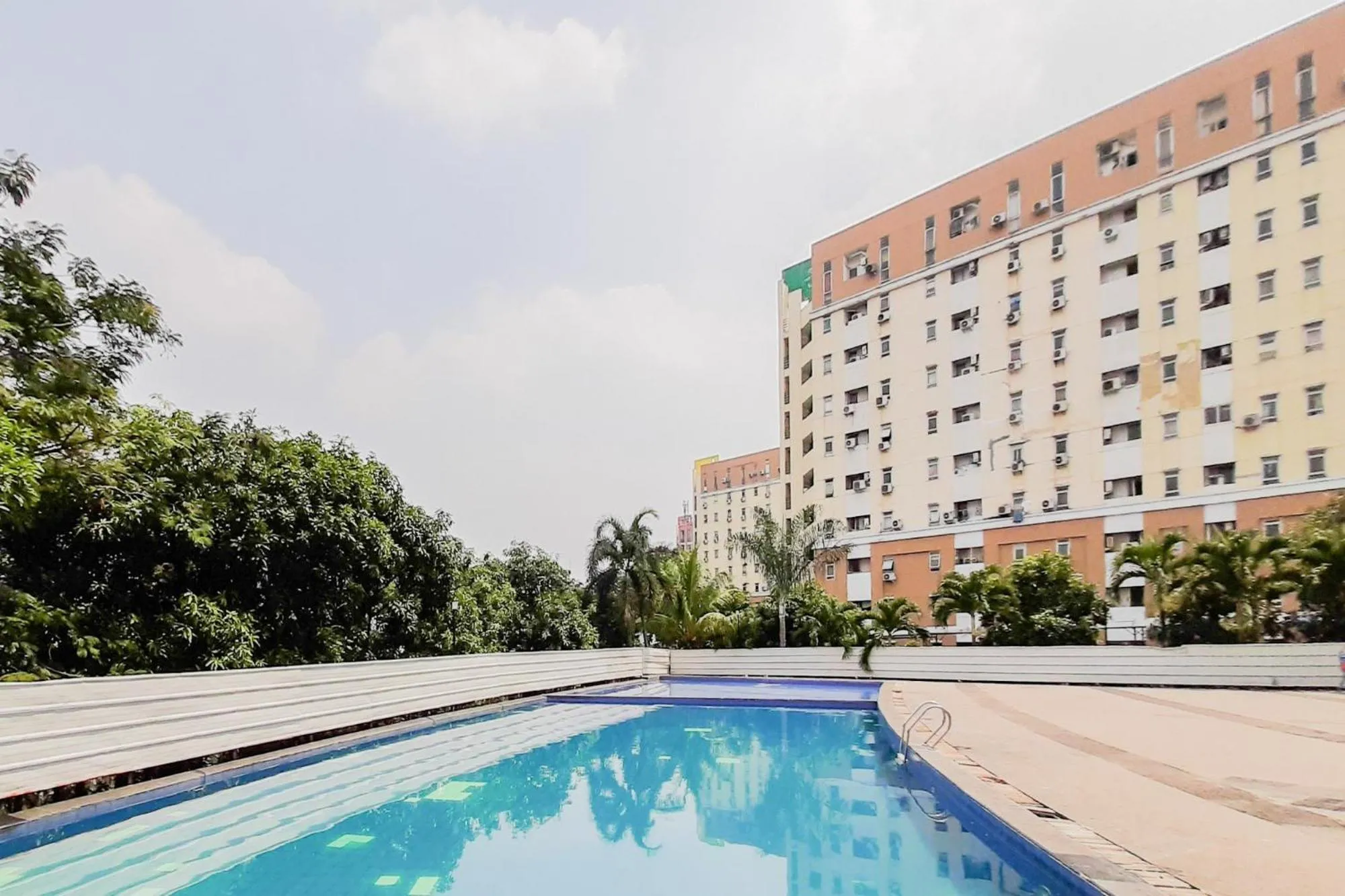 Swimming pool in RedLiving Apartemen Modernland - Lian Property Tower Biru