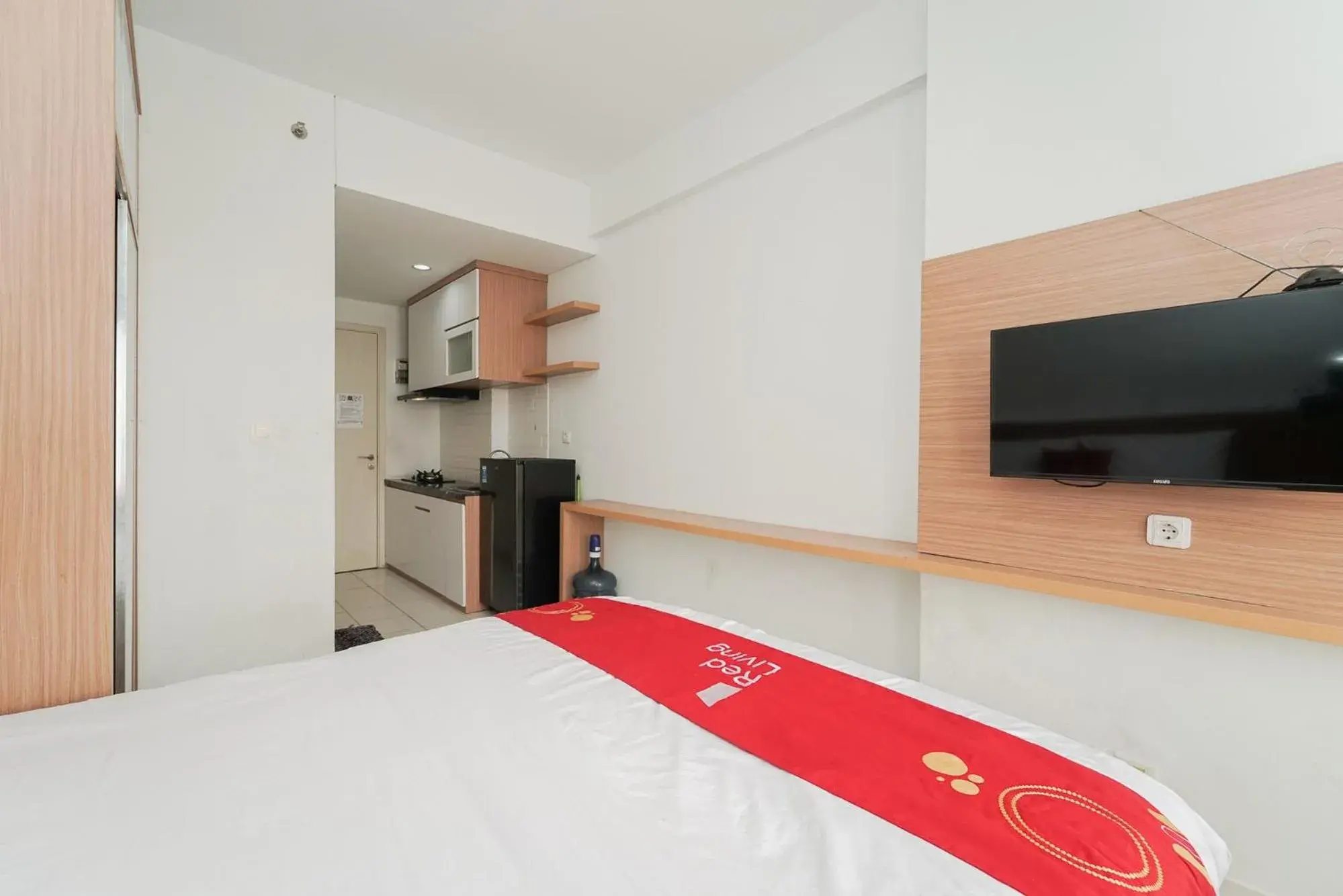 Bed in RedLiving Apartemen Patra Land Urbano - Happy Rooms Tower Mid-West with Netflix Bed in RedLiving Apartemen Patra Land Urbano - Happy Rooms Tower Mid-West with Netflix