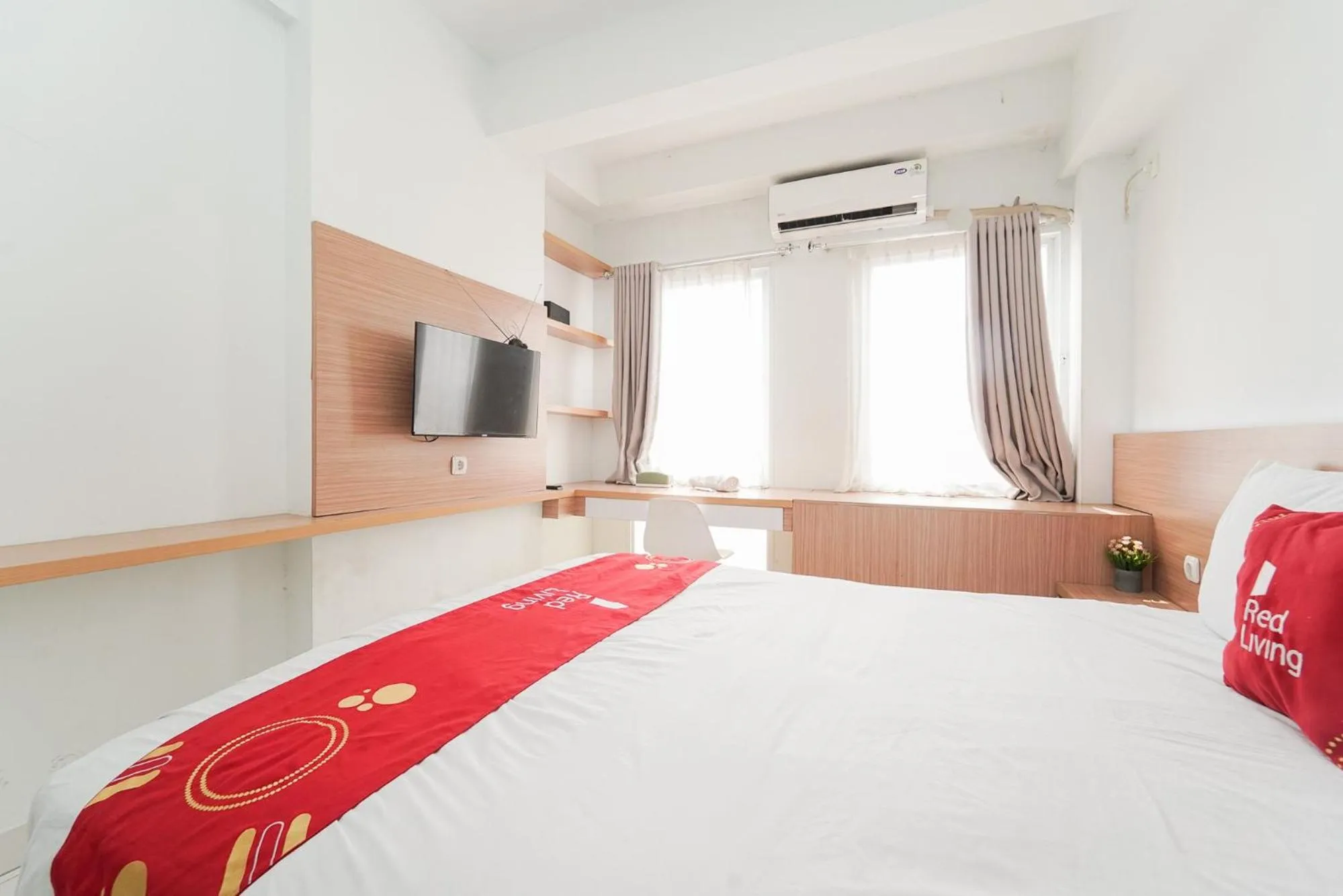 Bed in RedLiving Apartemen Patra Land Urbano - Happy Rooms Tower Mid-West with Netflix