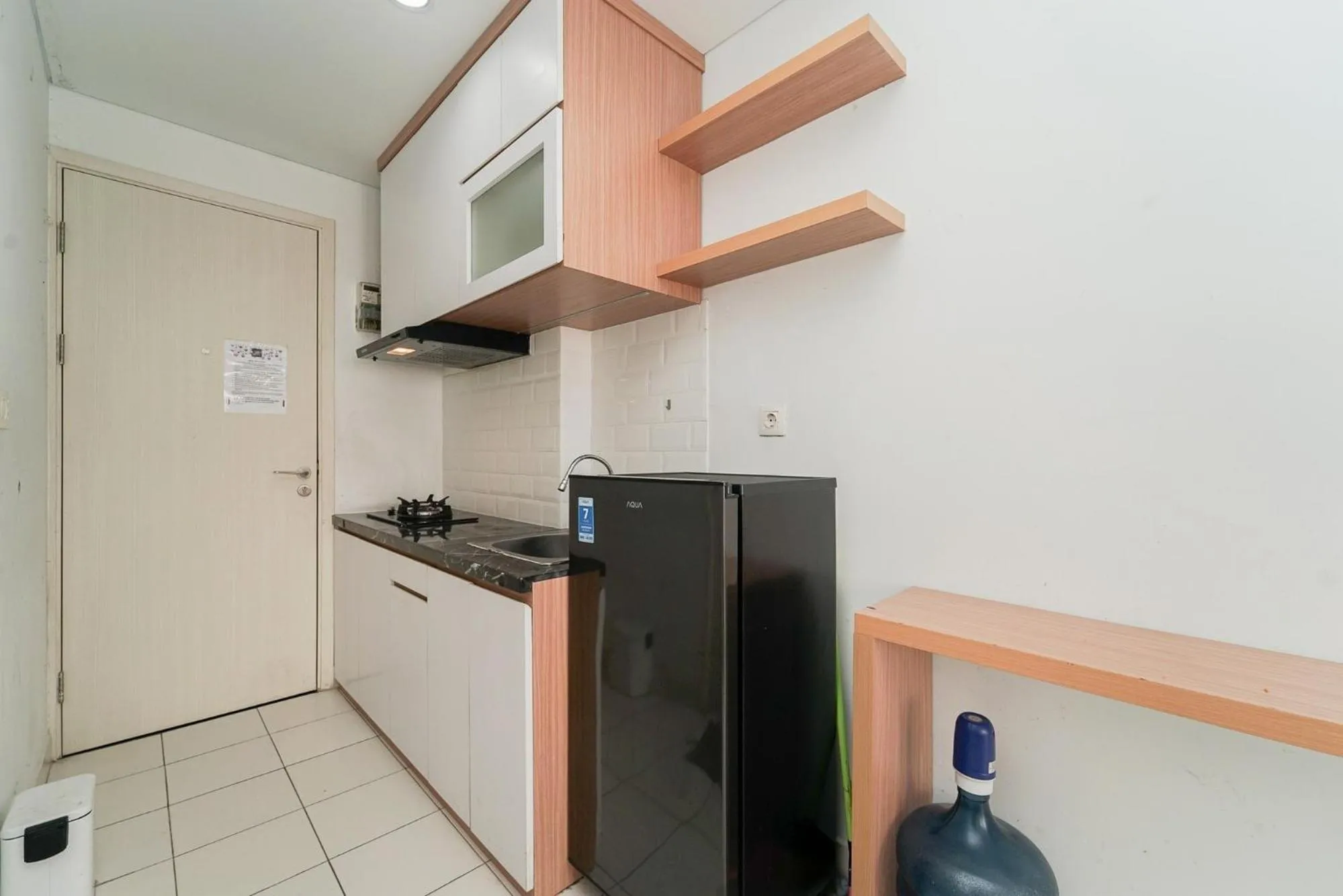 Kitchen or kitchenette in RedLiving Apartemen Patra Land Urbano - Happy Rooms Tower Mid-West with Netflix
