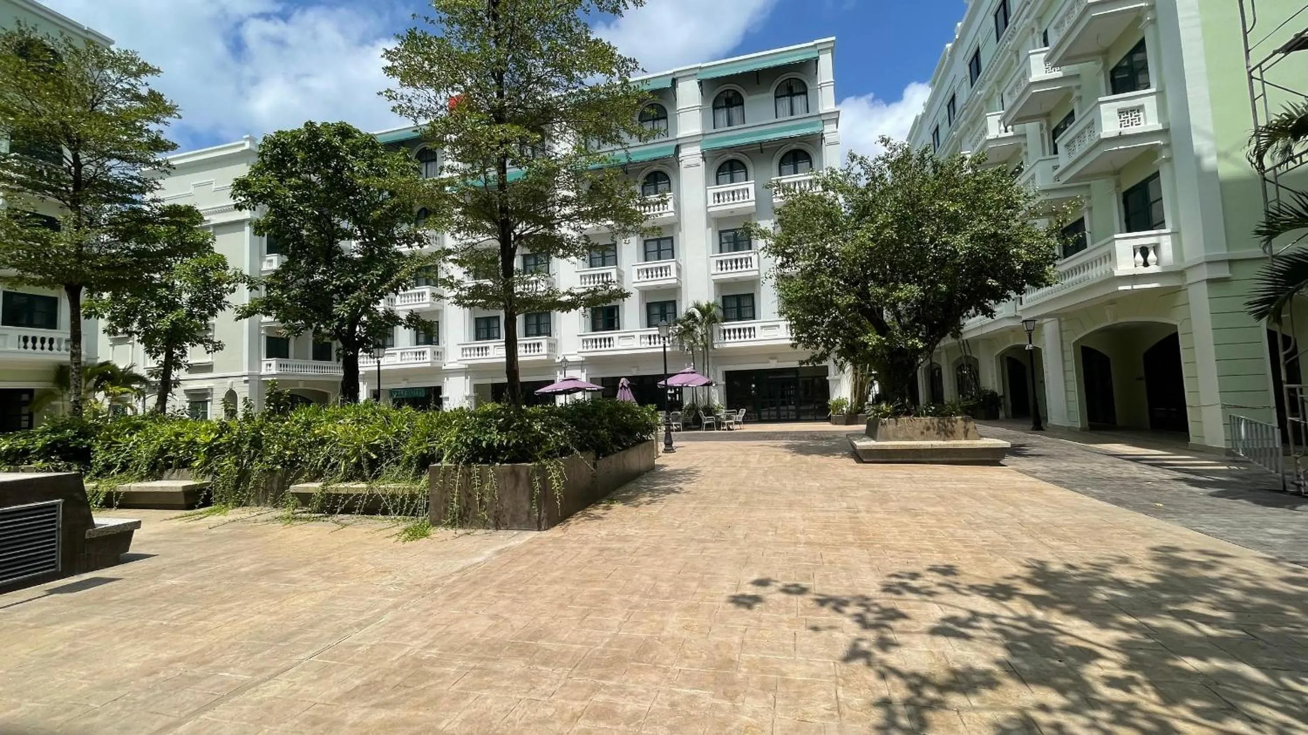 Day in Golden Dragon Hotel