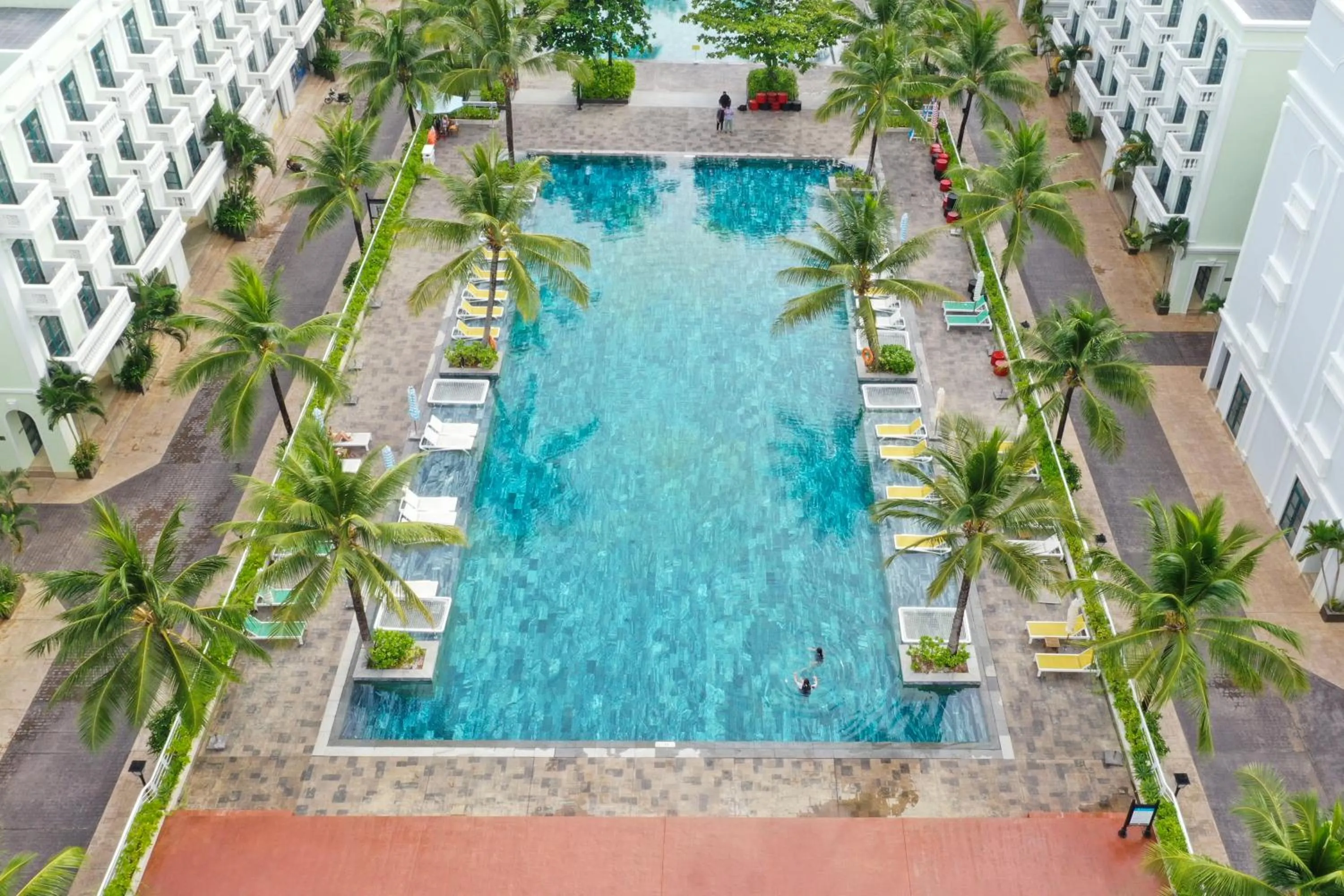 Swimming pool in Golden Dragon Hotel