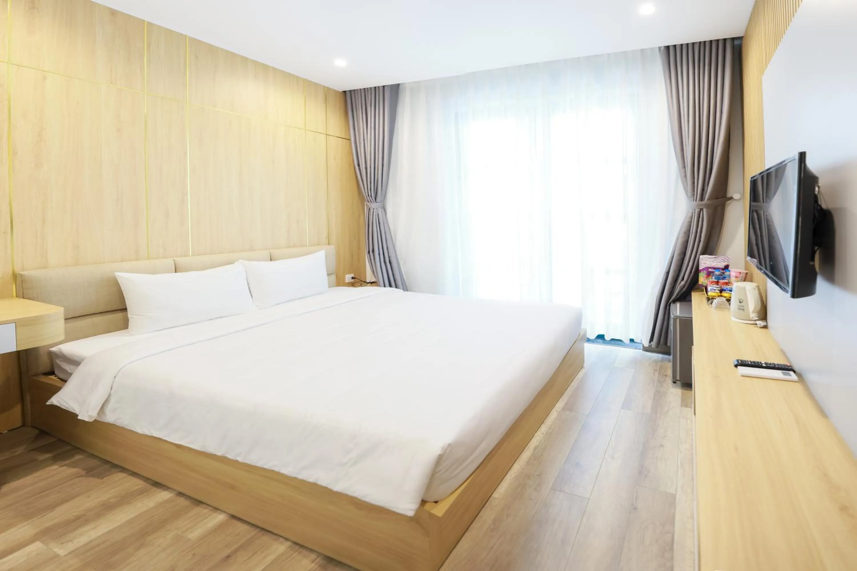 Bedroom, Bed in Golden Dragon Hotel