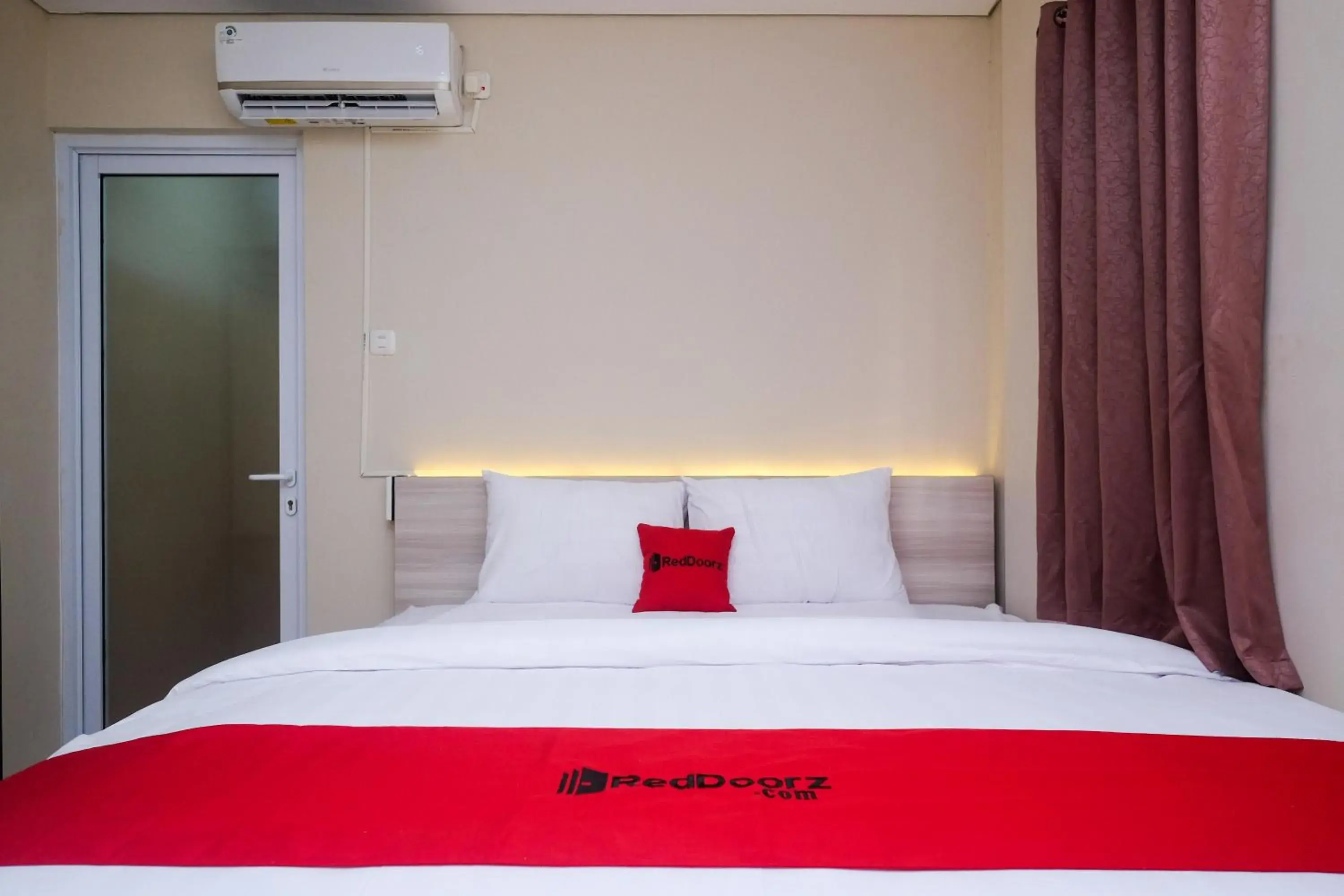 Bedroom, Bed in RedDoorz Plus near RS JIH Solo Bedroom, Bed in RedDoorz Plus near RS JIH Solo