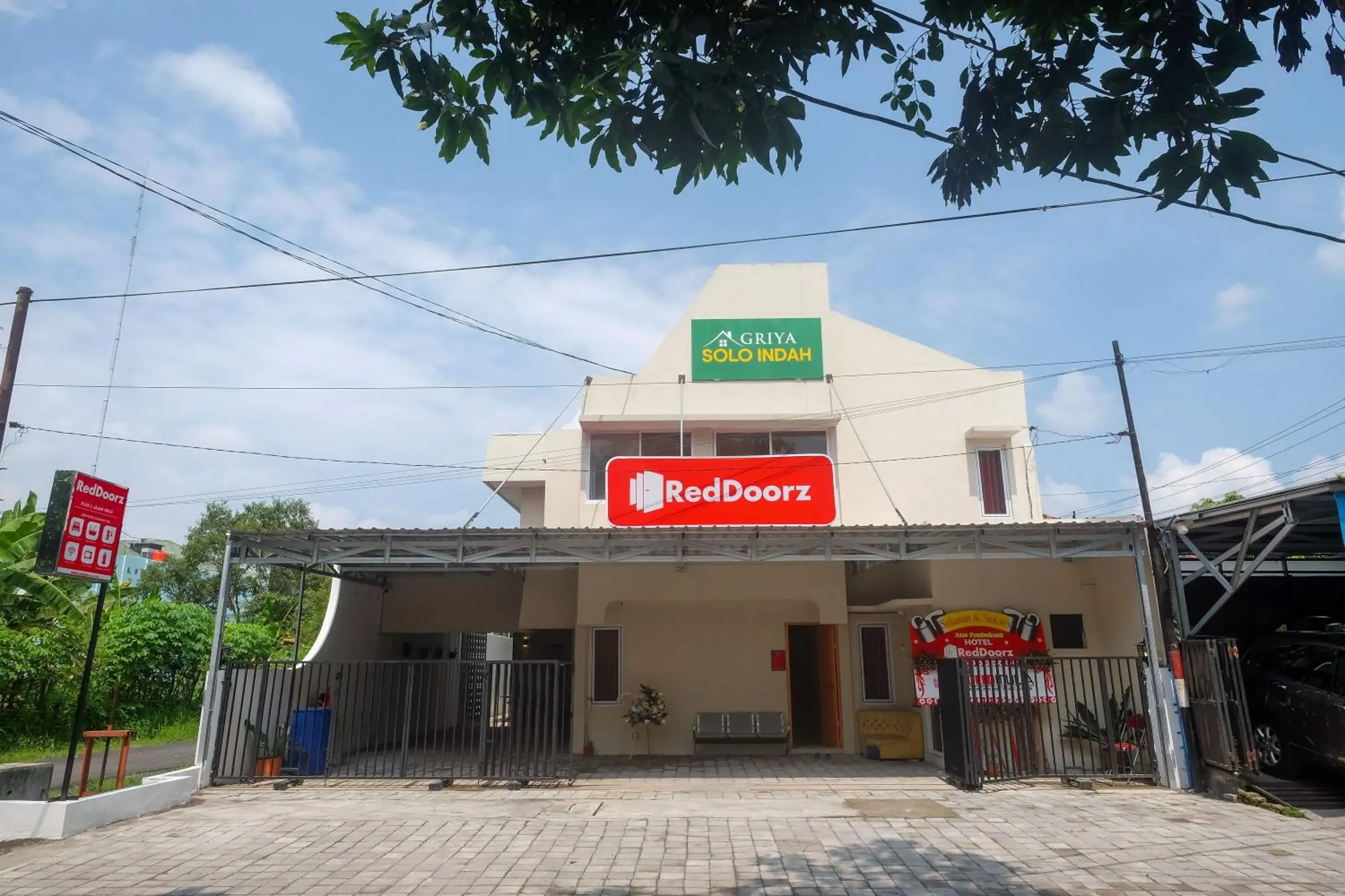 Property building in RedDoorz Plus near RS JIH Solo Property building in RedDoorz Plus near RS JIH Solo