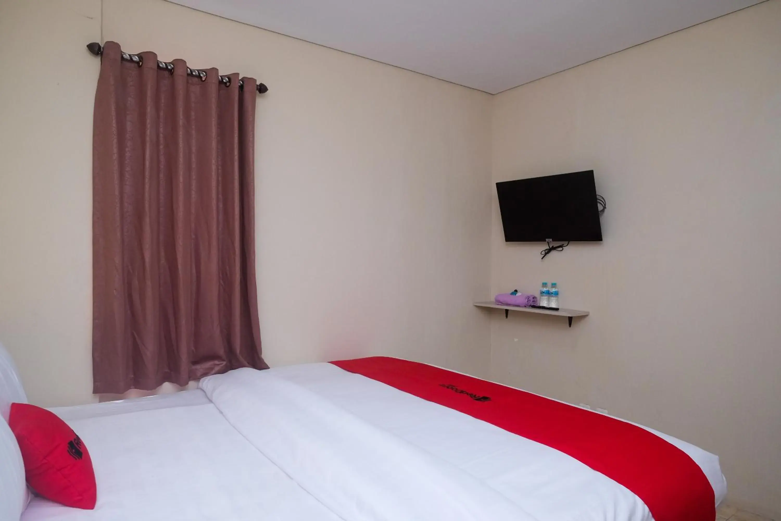 Bedroom, Bed in RedDoorz Plus near RS JIH Solo Bedroom, Bed in RedDoorz Plus near RS JIH Solo
