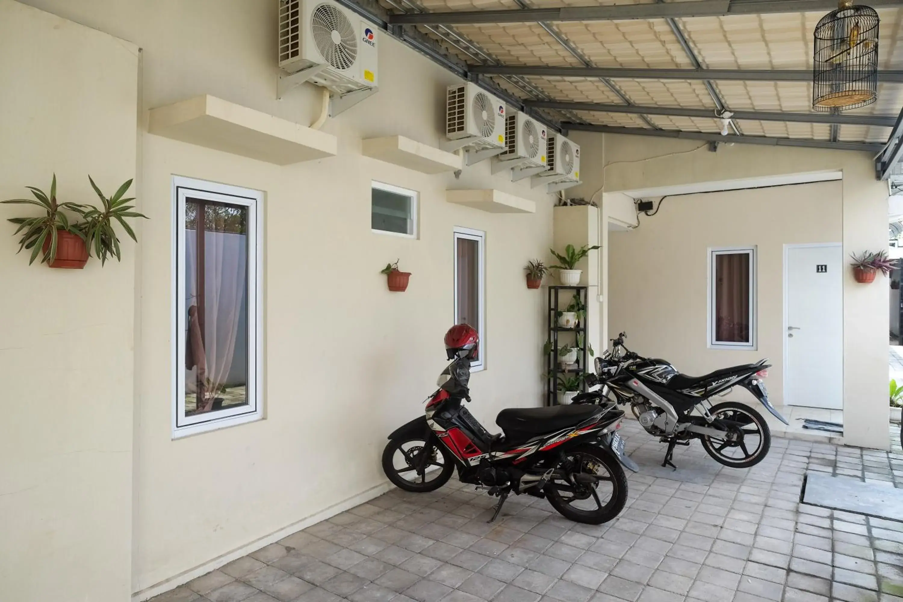 Property building in RedDoorz Plus near RS JIH Solo Property building in RedDoorz Plus near RS JIH Solo