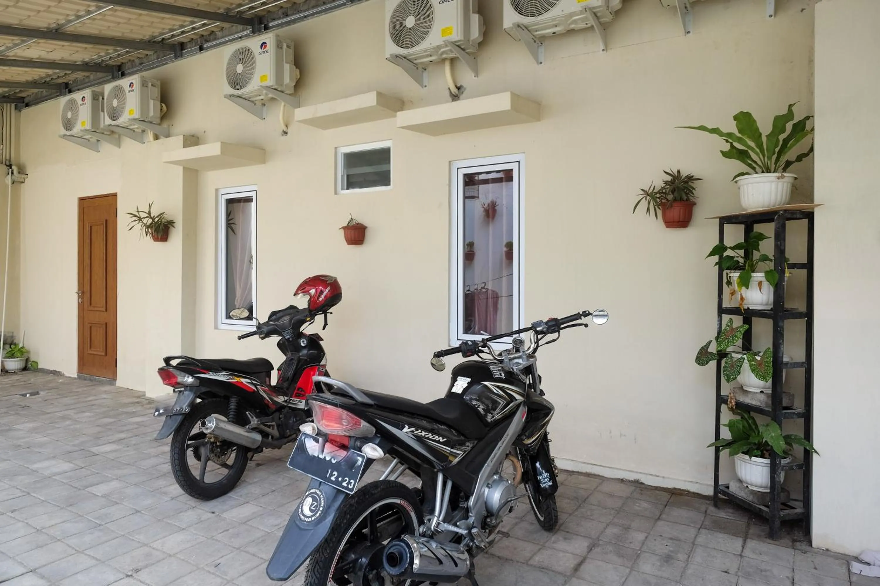 Area and facilities in RedDoorz Plus near RS JIH Solo