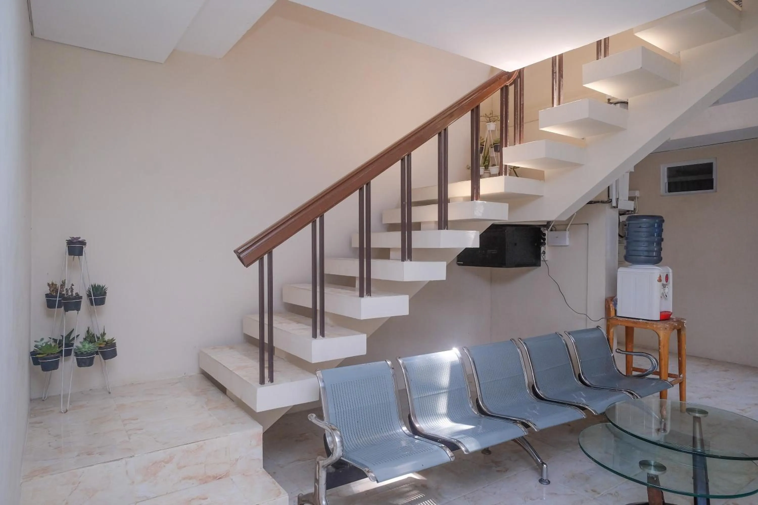 Area and facilities in RedDoorz Plus near RS JIH Solo