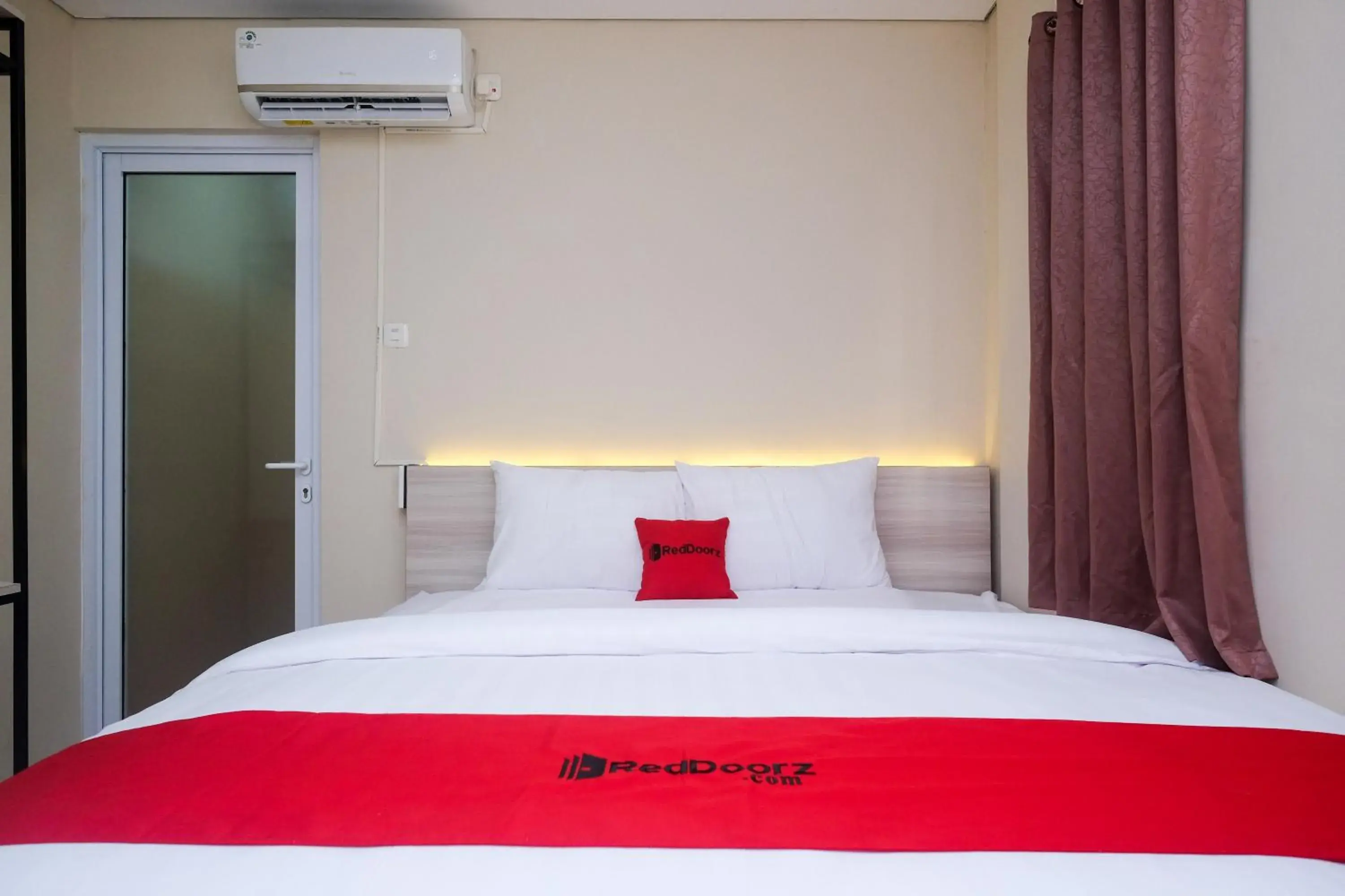 Bedroom, Bed in RedDoorz Plus near RS JIH Solo Bedroom, Bed in RedDoorz Plus near RS JIH Solo