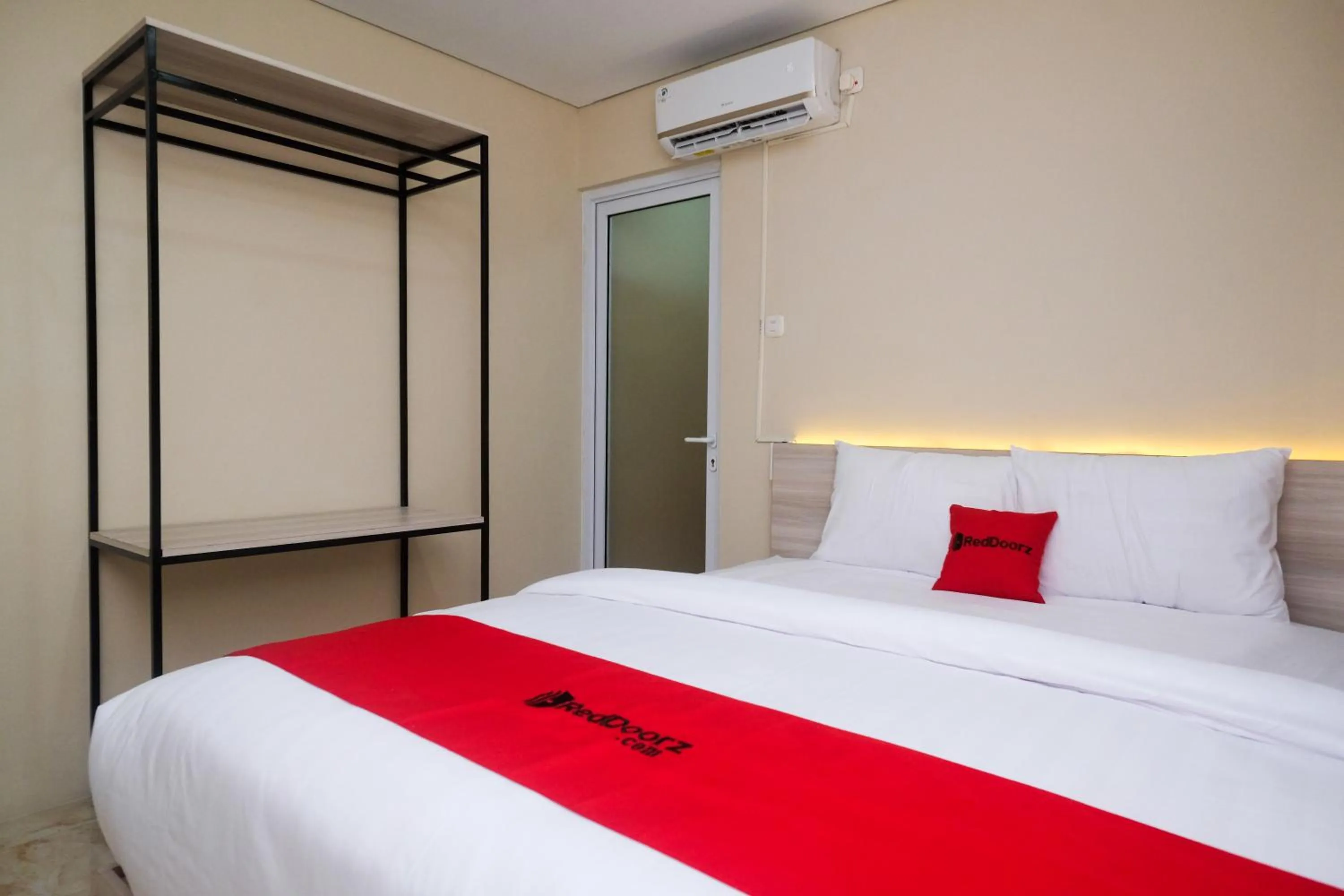 Bedroom, Bed in RedDoorz Plus near RS JIH Solo