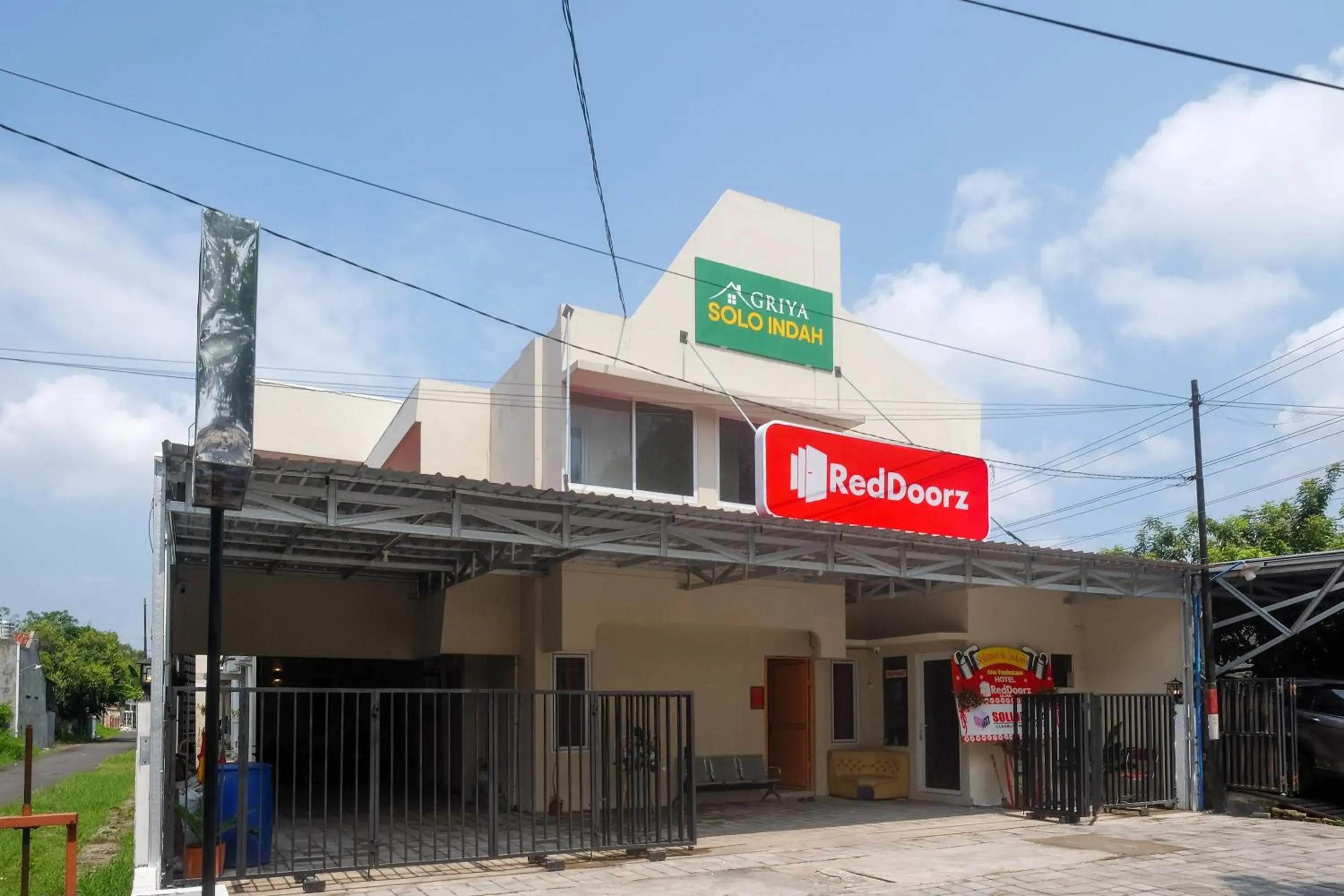 Property building in RedDoorz Plus near RS JIH Solo Property building in RedDoorz Plus near RS JIH Solo