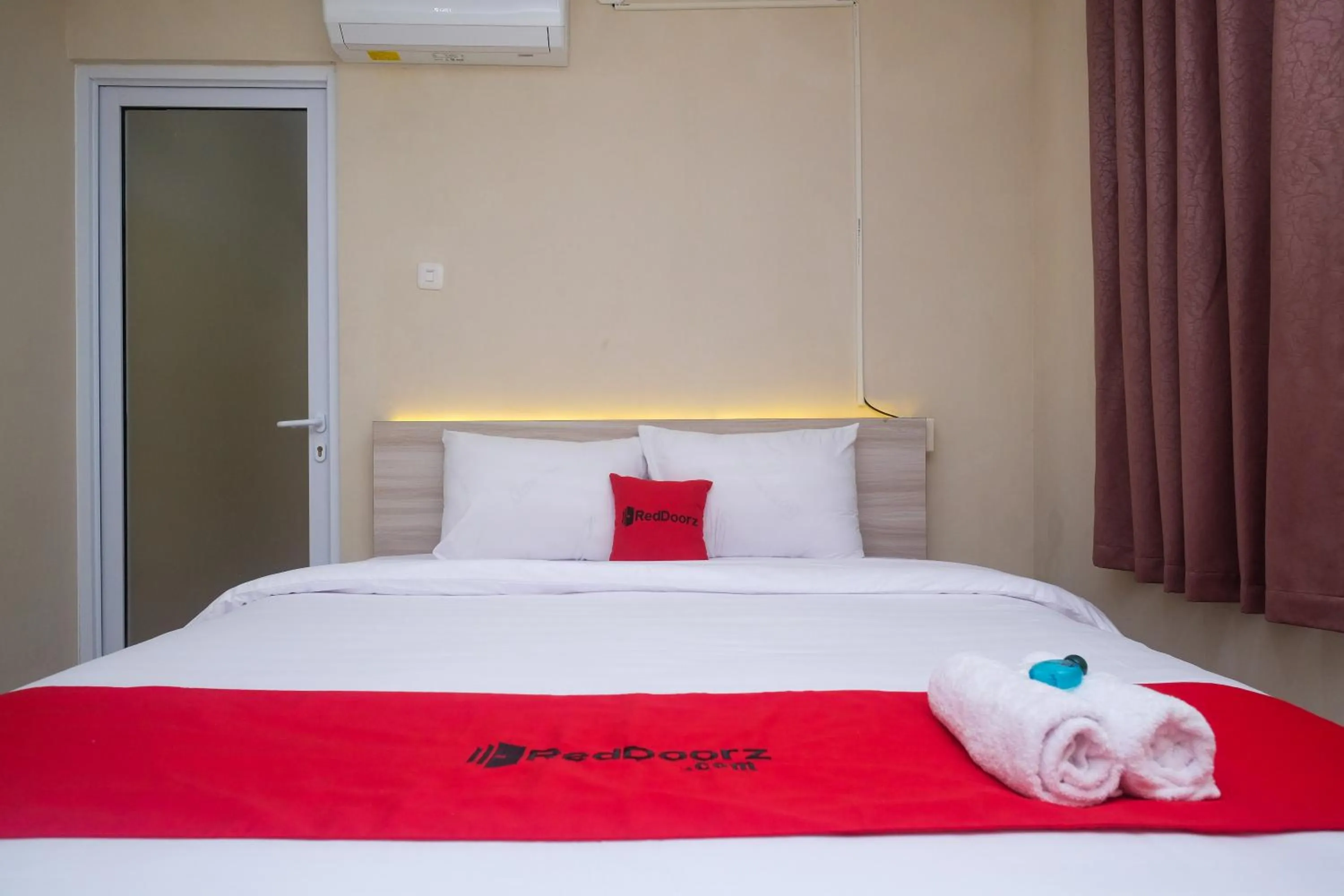 Bedroom, Bed in RedDoorz Plus near RS JIH Solo