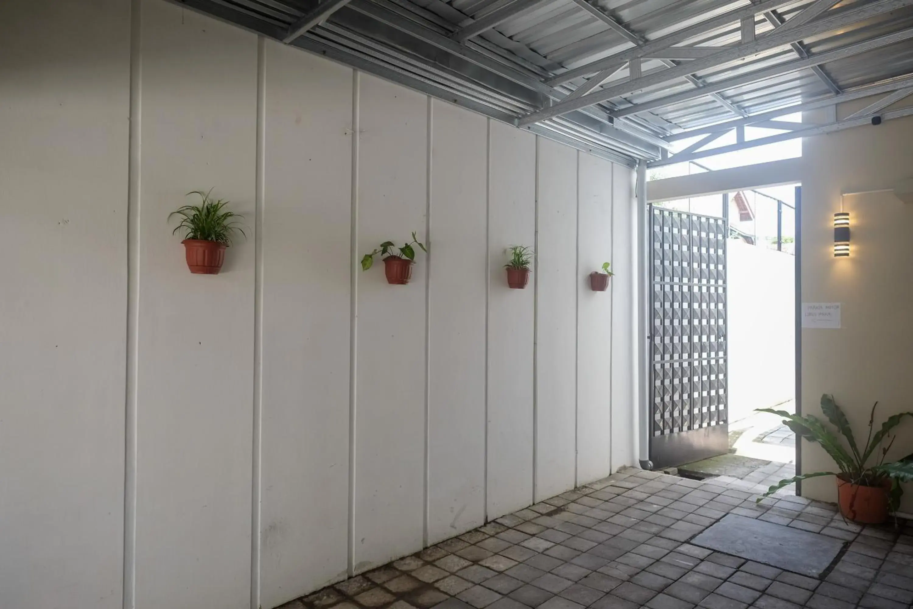 Property building in RedDoorz Plus near RS JIH Solo Property building in RedDoorz Plus near RS JIH Solo