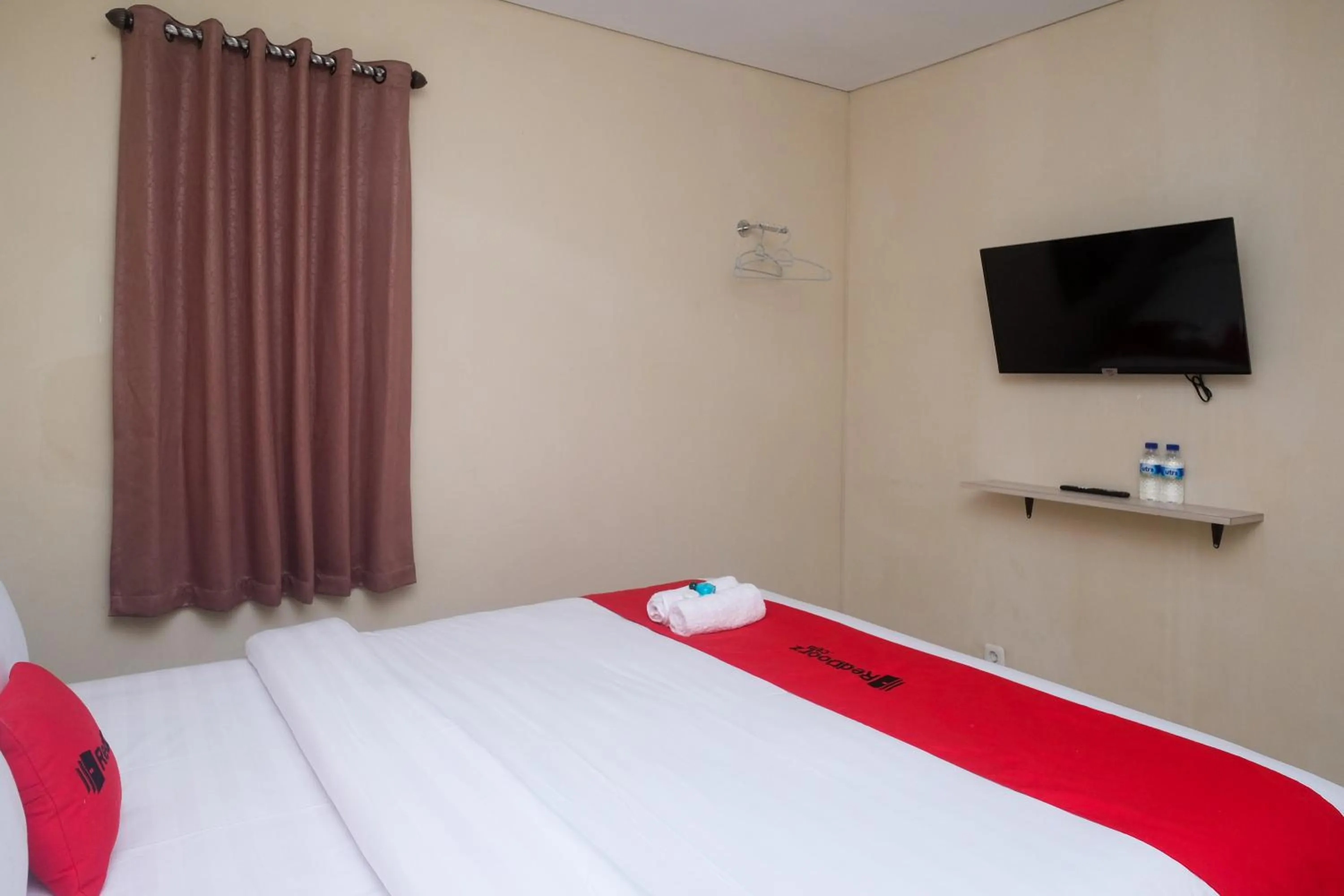 Bedroom, Bed in RedDoorz Plus near RS JIH Solo