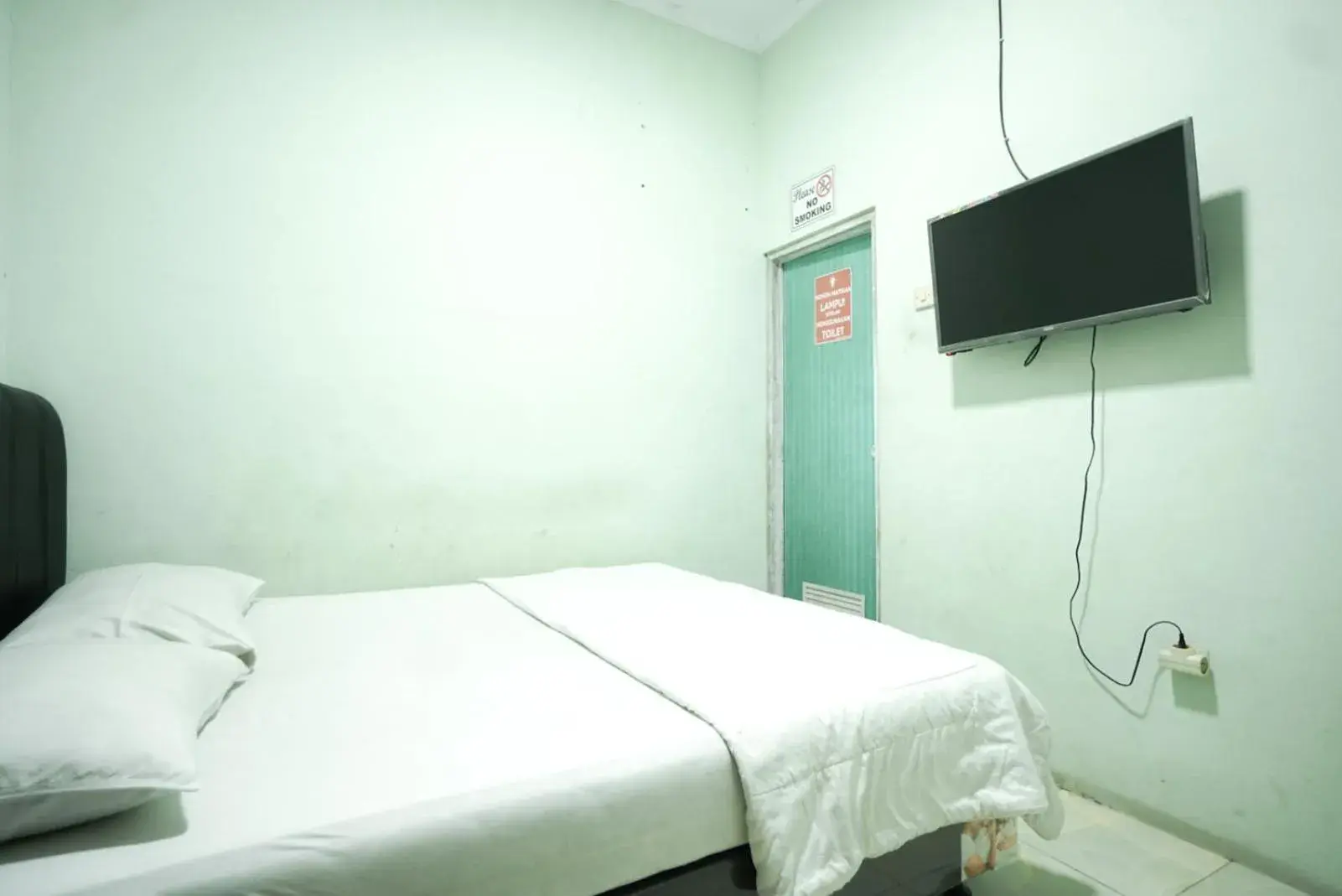 Standard Double Room in Mahkota Sivali near Soekarno Hatta Airport Mitra RedDoorz Standard Double Room in Mahkota Sivali near Soekarno Hatta Airport Mitra RedDoorz