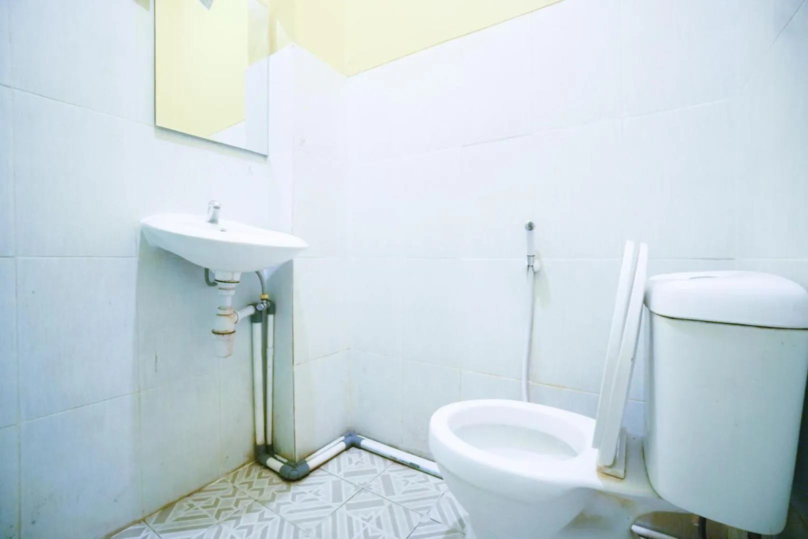 Bathroom in Mahkota Sivali near Soekarno Hatta Airport Mitra RedDoorz