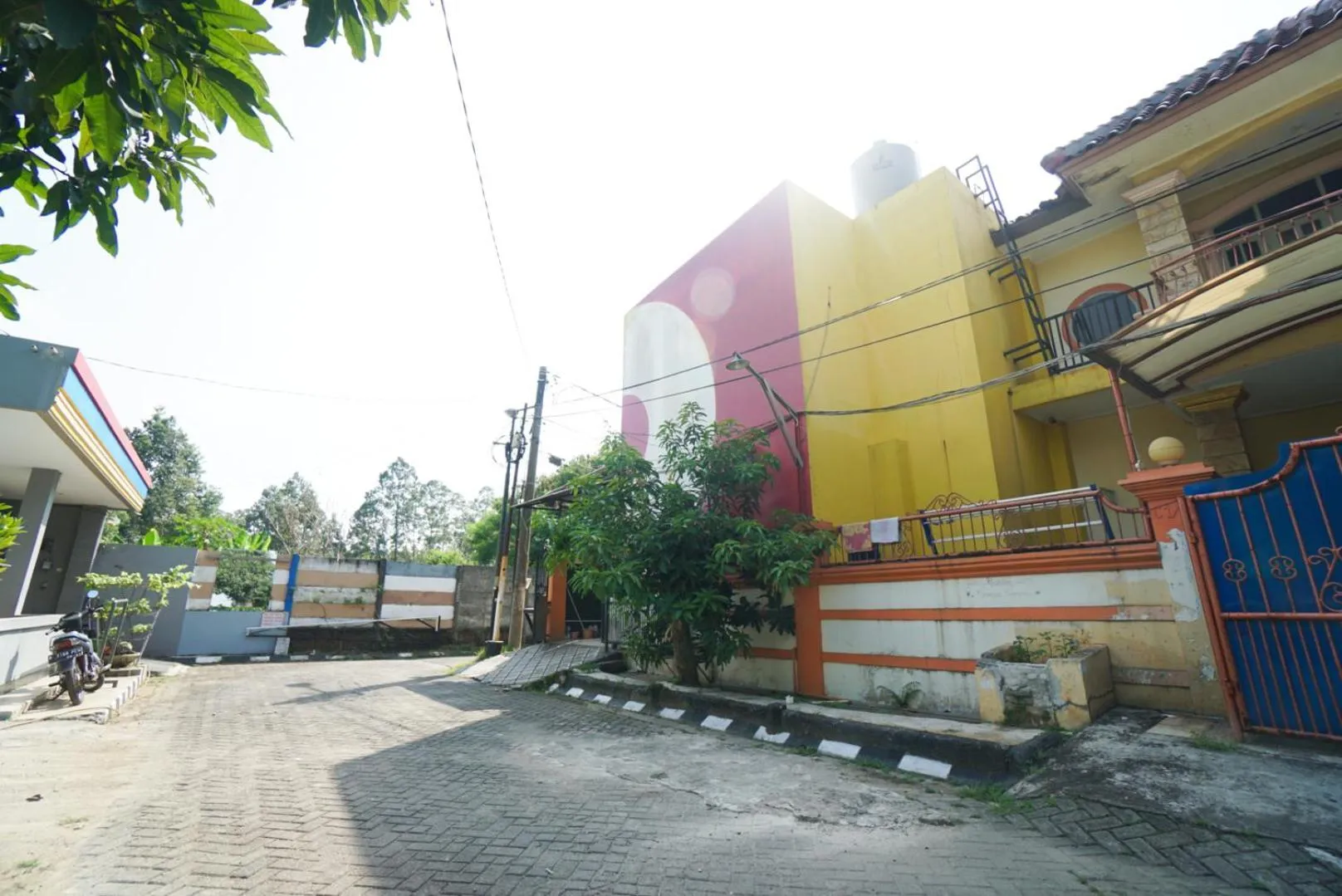 Property building in Mahkota Sivali near Soekarno Hatta Airport Mitra RedDoorz