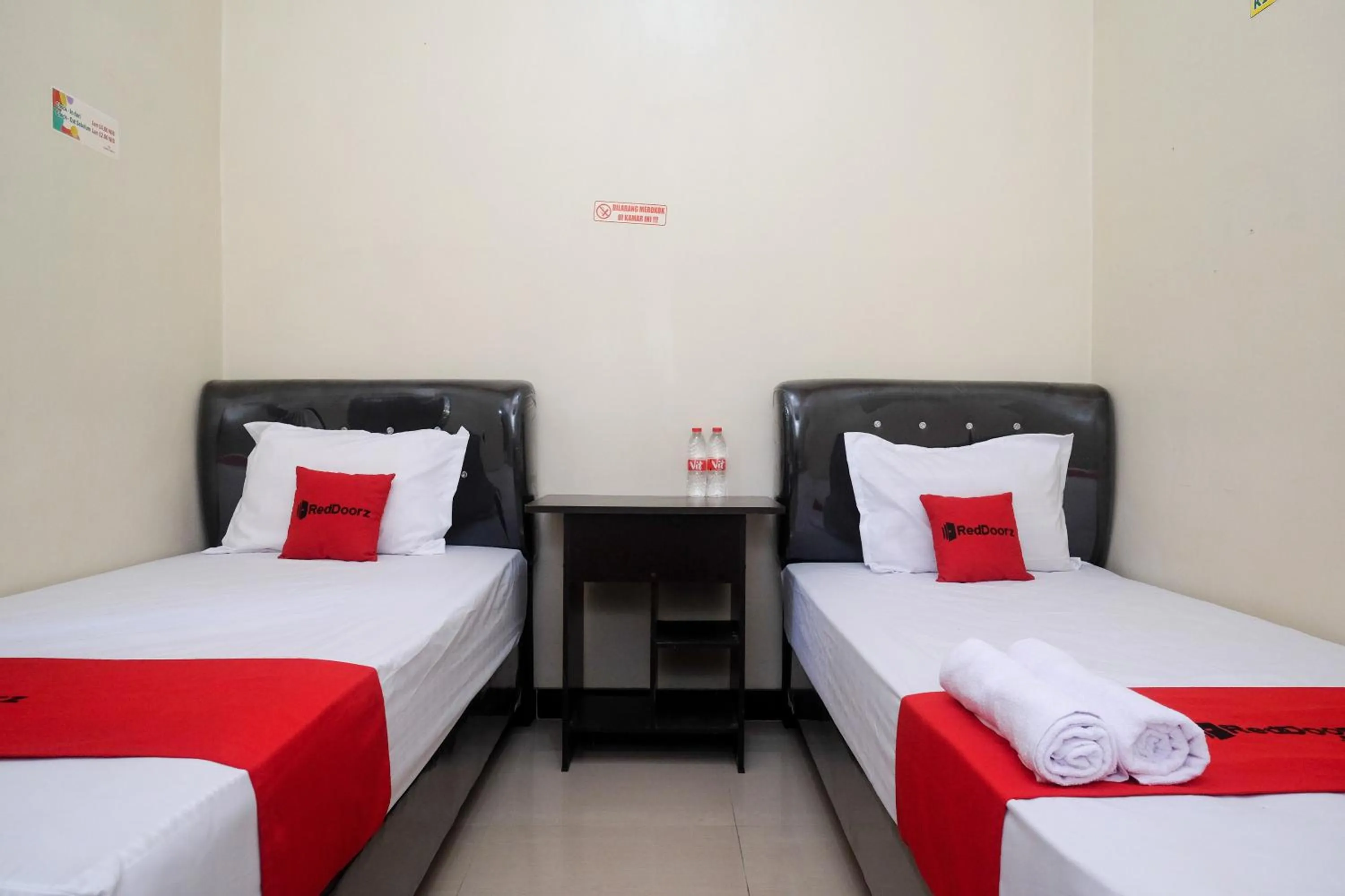 Bedroom, Bed in RedDoorz Syariah near Exit Toll Palur