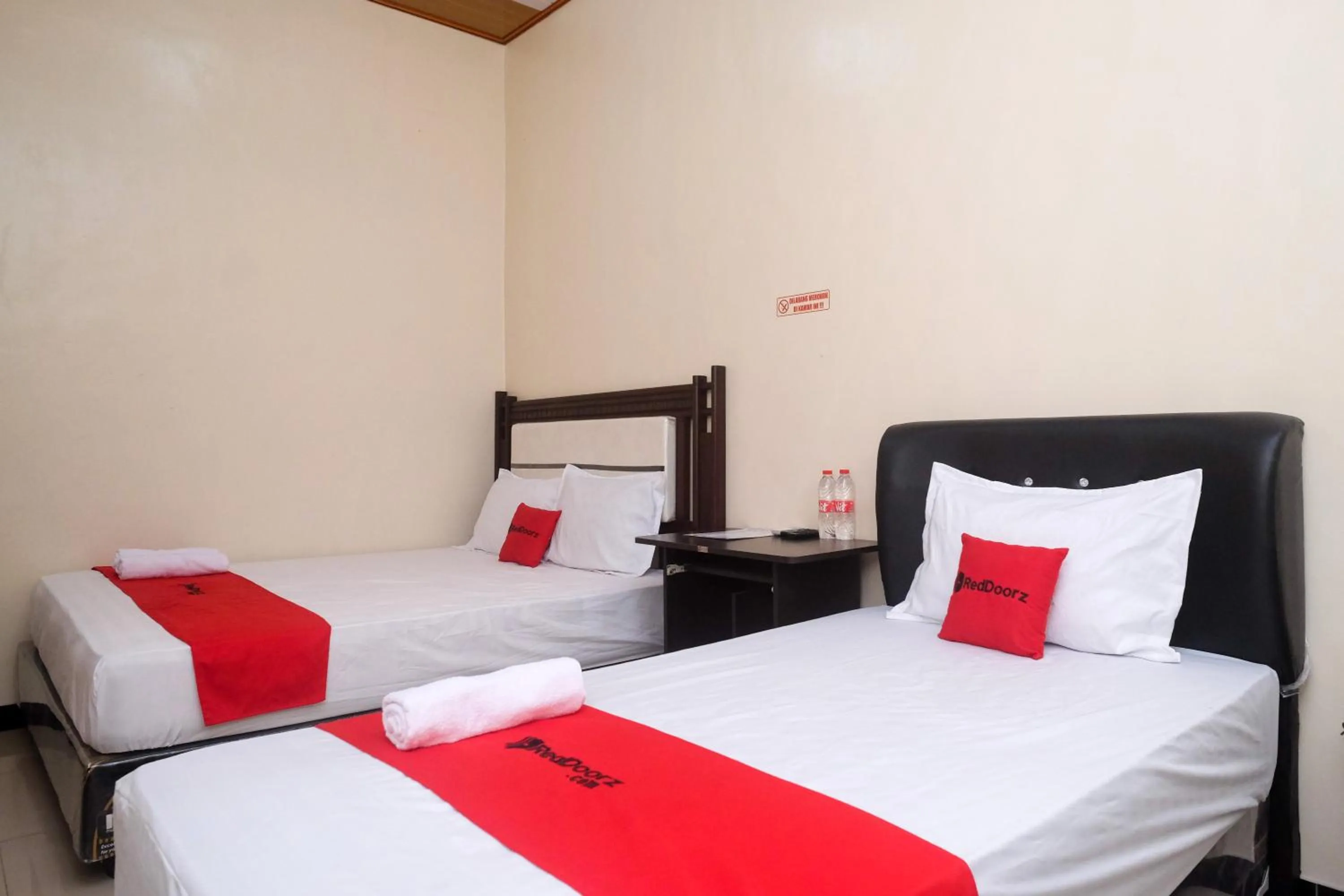 Bedroom, Bed in RedDoorz Syariah near Exit Toll Palur