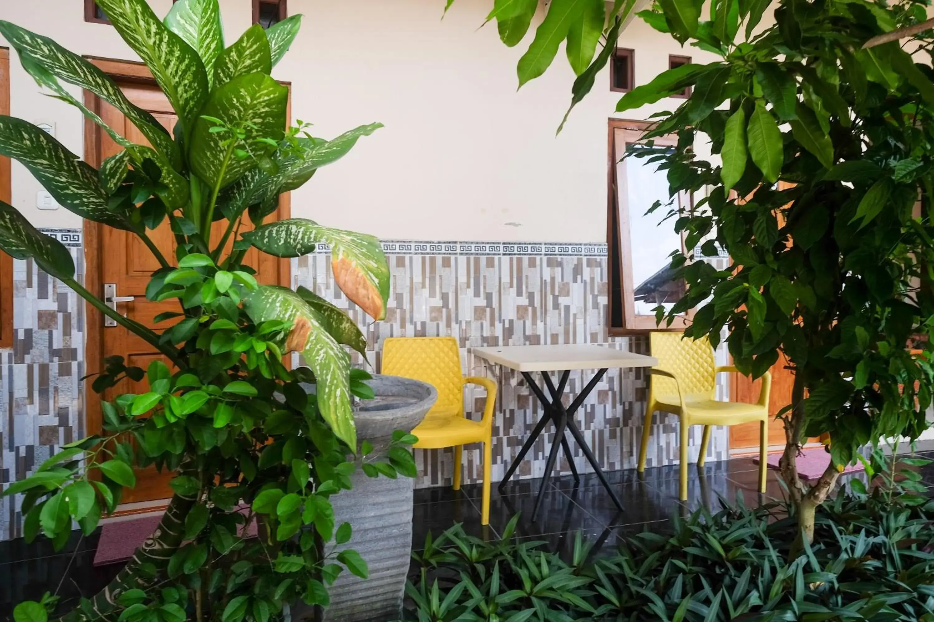 Garden view in RedDoorz Syariah near Exit Toll Palur Garden view in RedDoorz Syariah near Exit Toll Palur