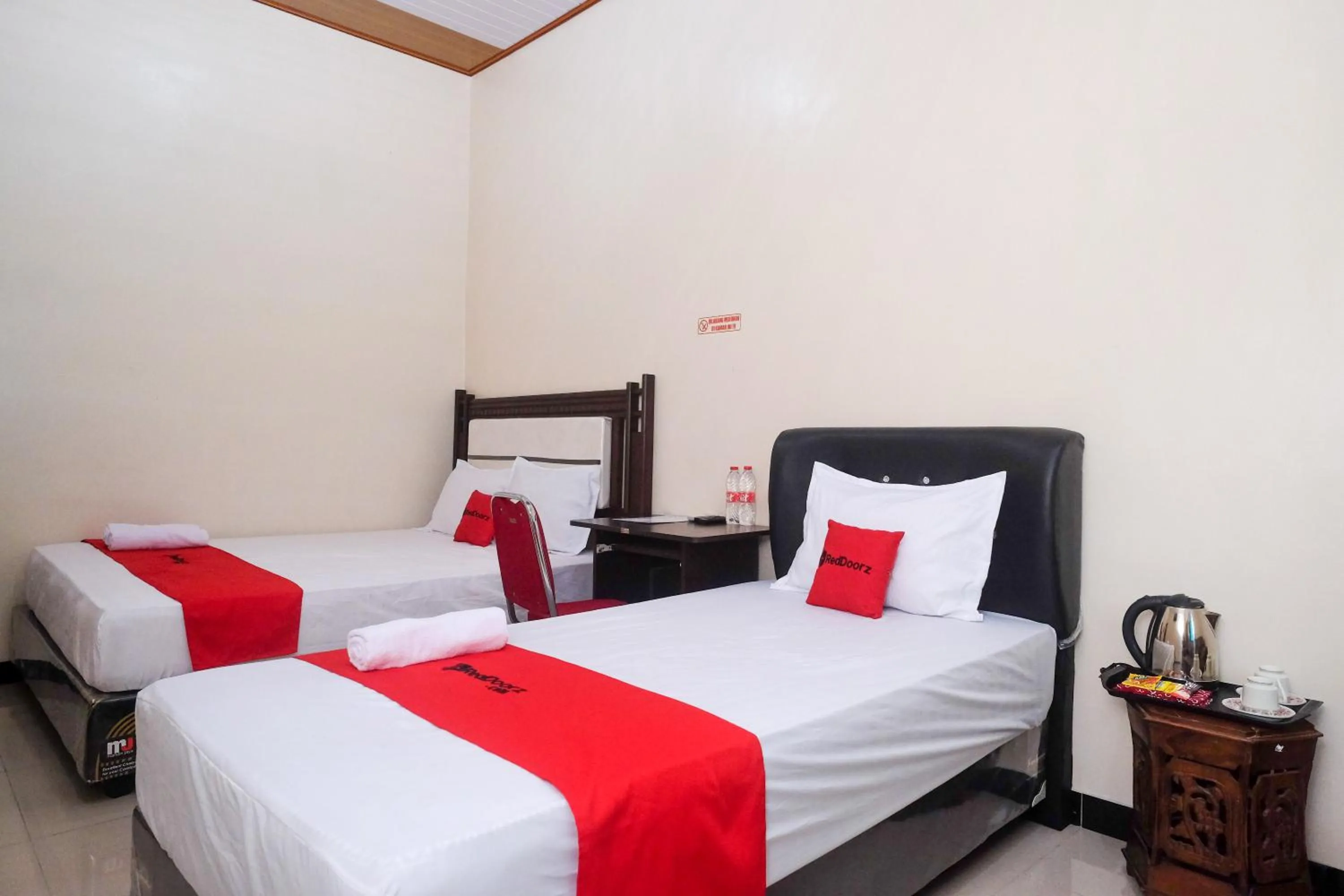 Bedroom, Bed in RedDoorz Syariah near Exit Toll Palur