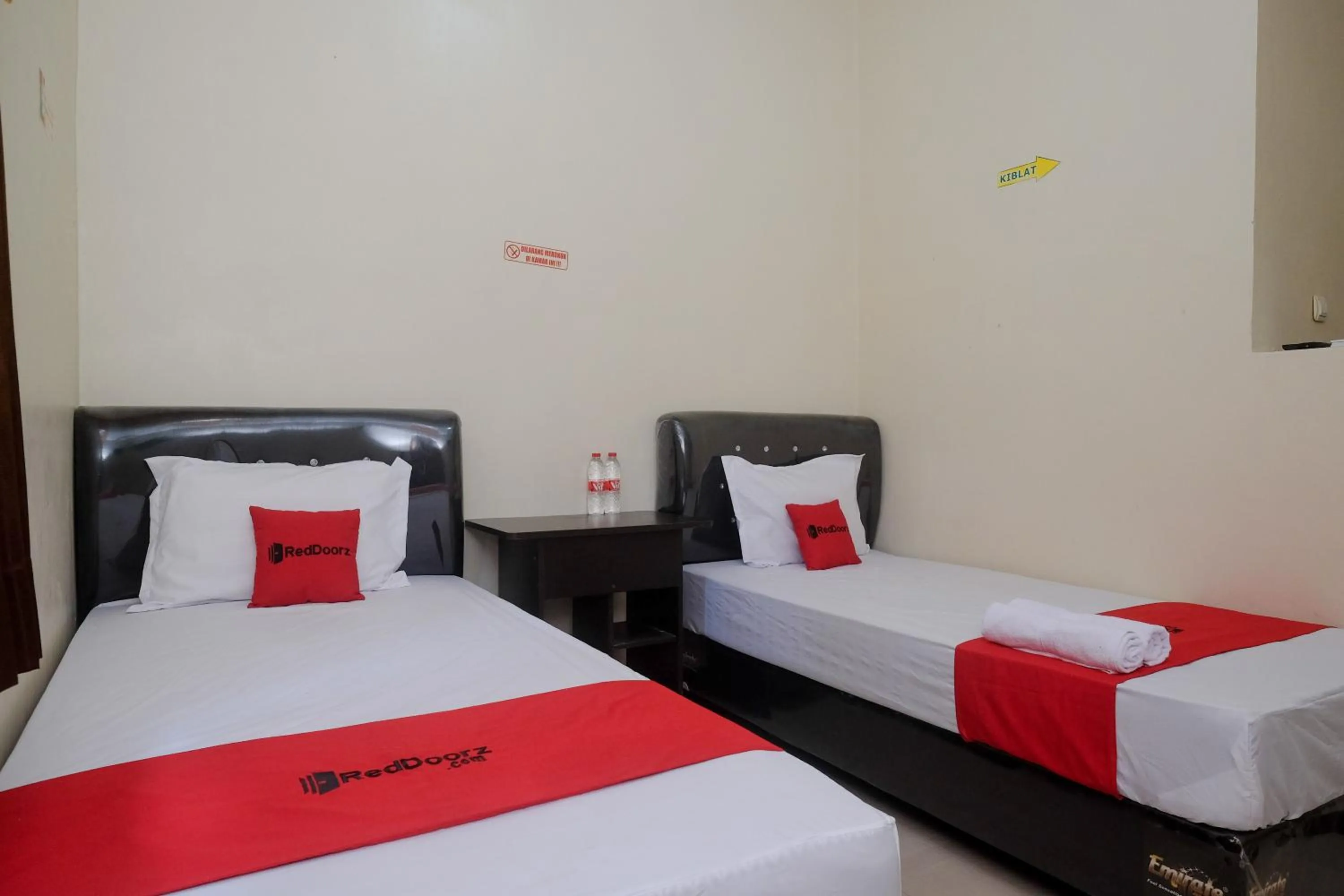 Bedroom, Bed in RedDoorz Syariah near Exit Toll Palur