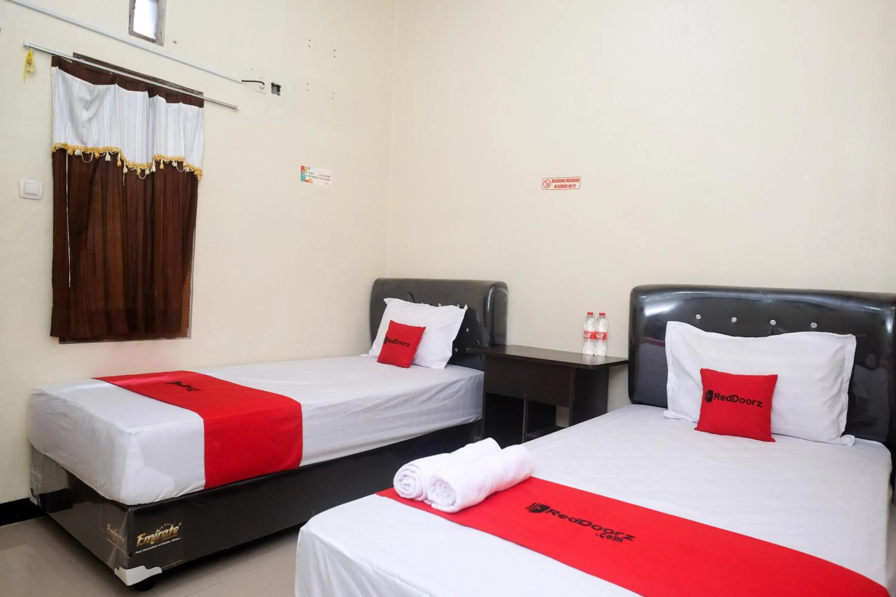 Bedroom, Bed in RedDoorz Syariah near Exit Toll Palur