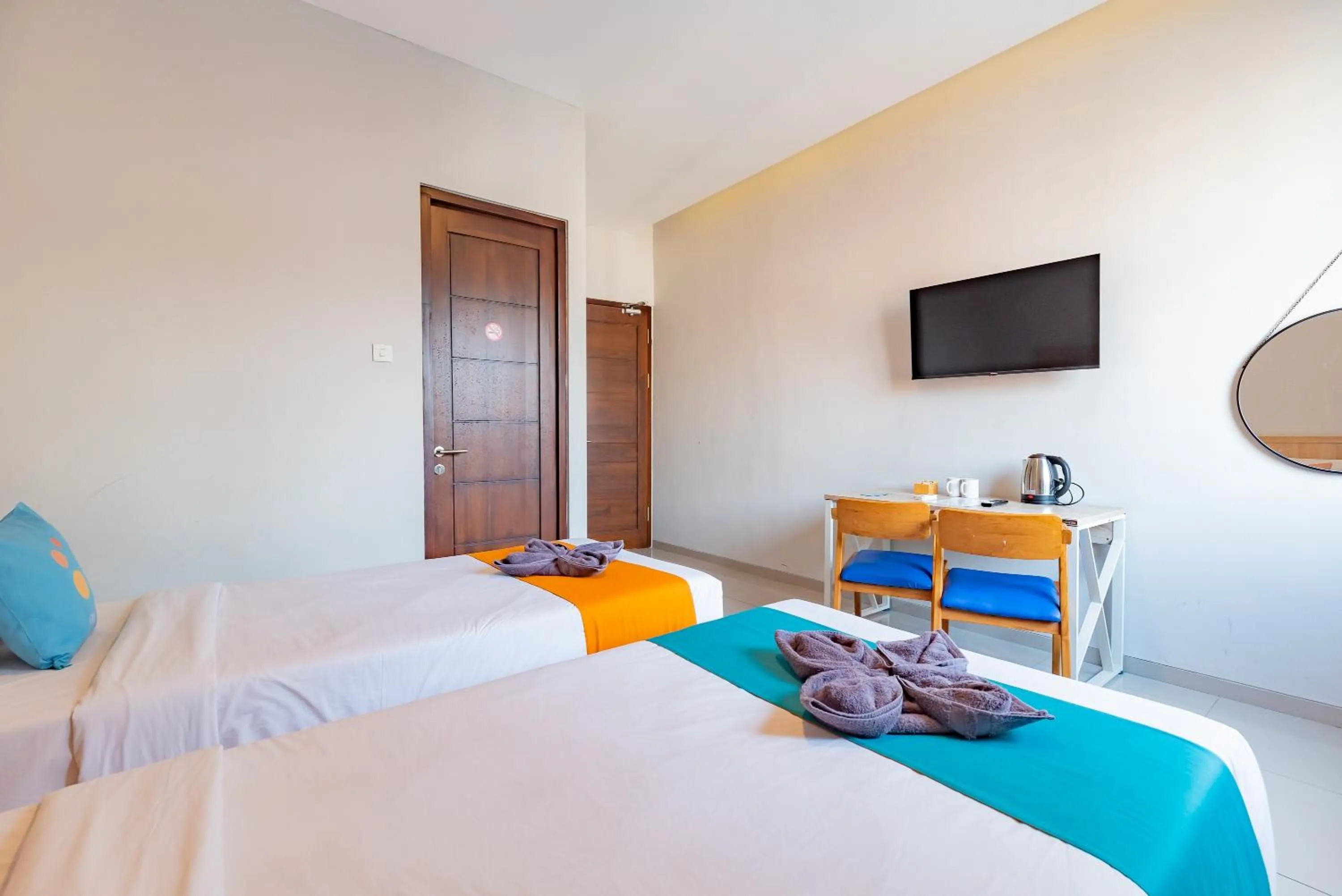 Bedroom, Bed in Sans Hotel Bobosini Malang by RedDoorz