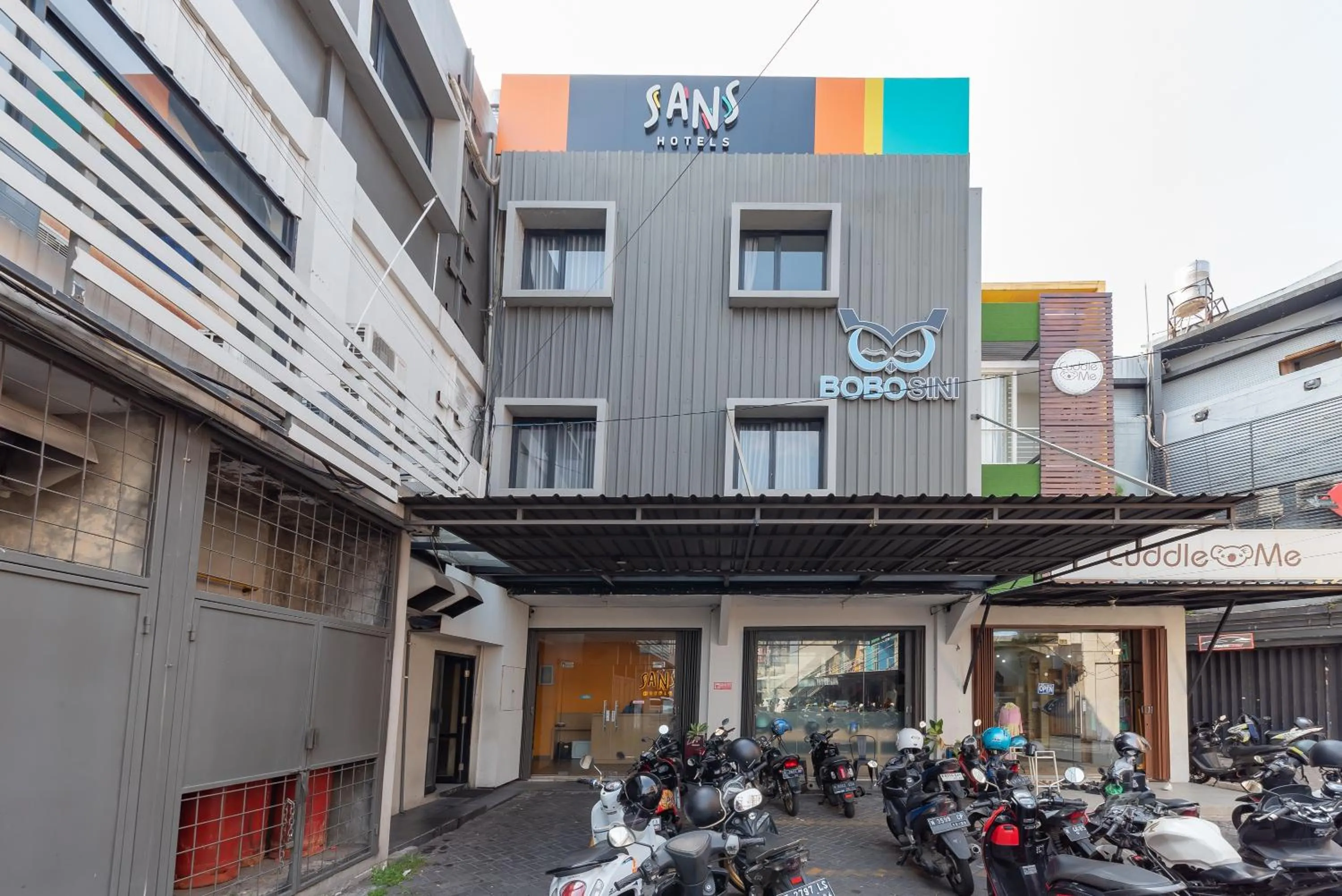 Facade/entrance in Sans Hotel Bobosini Malang by RedDoorz