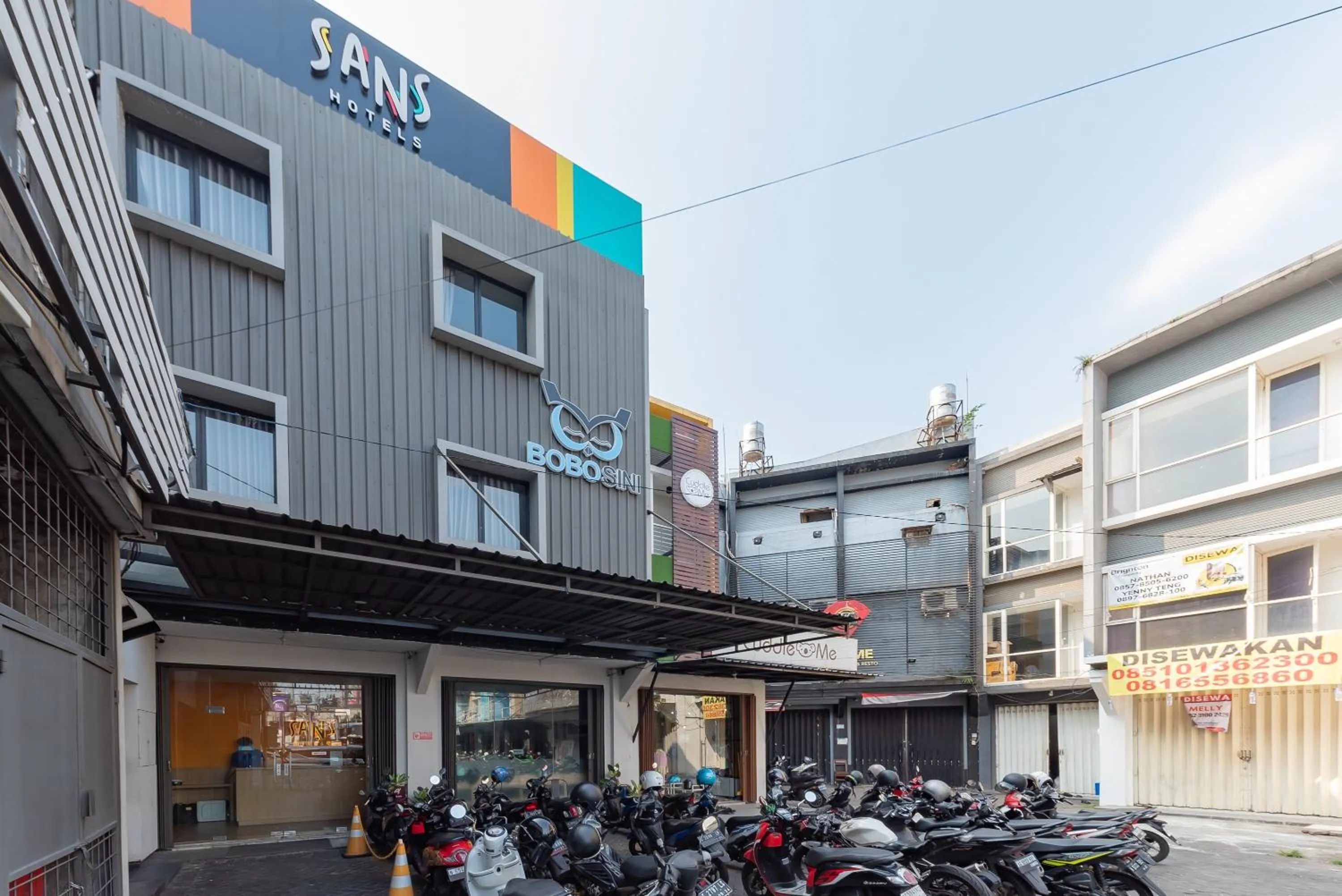 Facade/entrance in Sans Hotel Bobosini Malang by RedDoorz