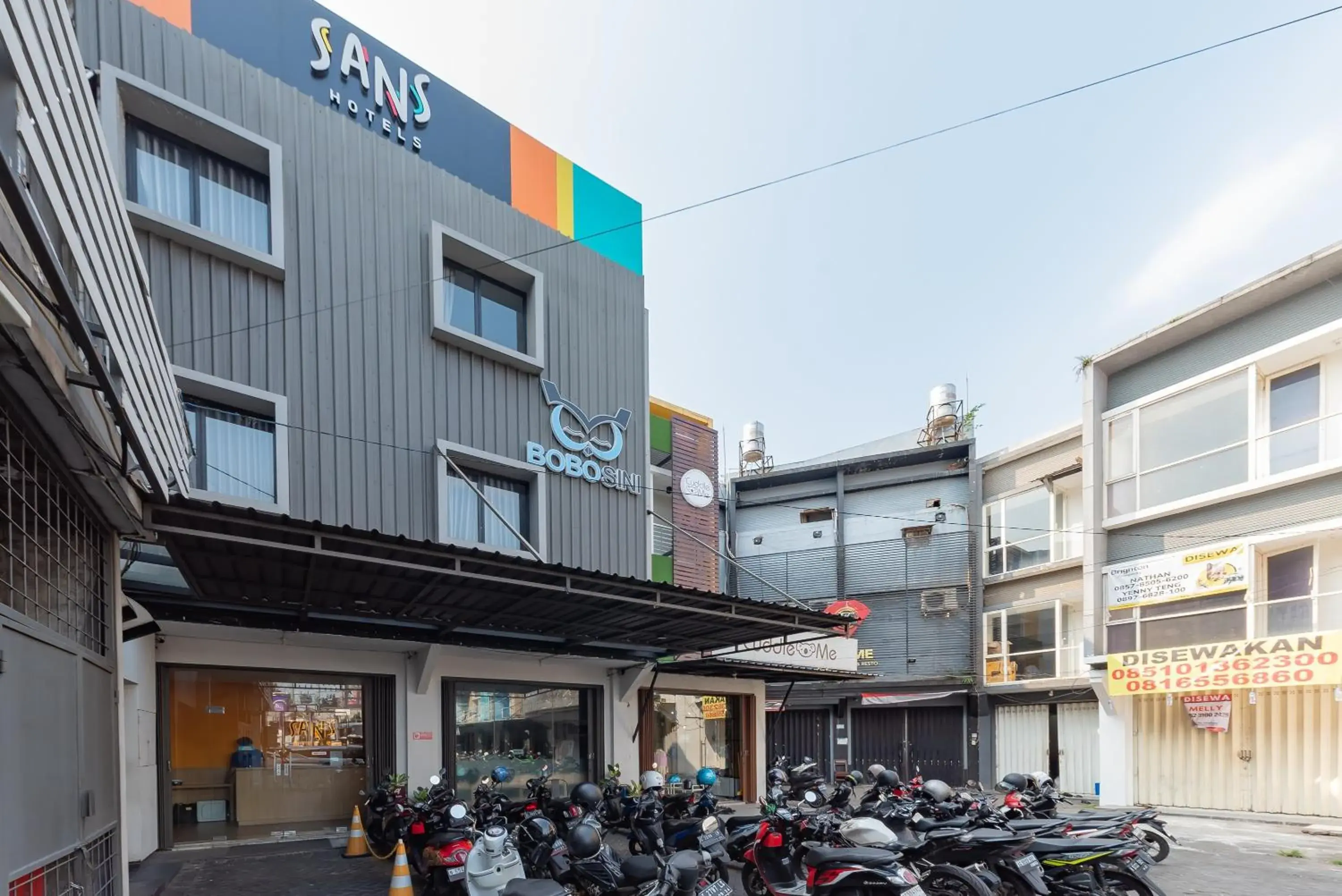 Facade/entrance in Sans Hotel Bobosini Malang by RedDoorz Facade/entrance in Sans Hotel Bobosini Malang by RedDoorz